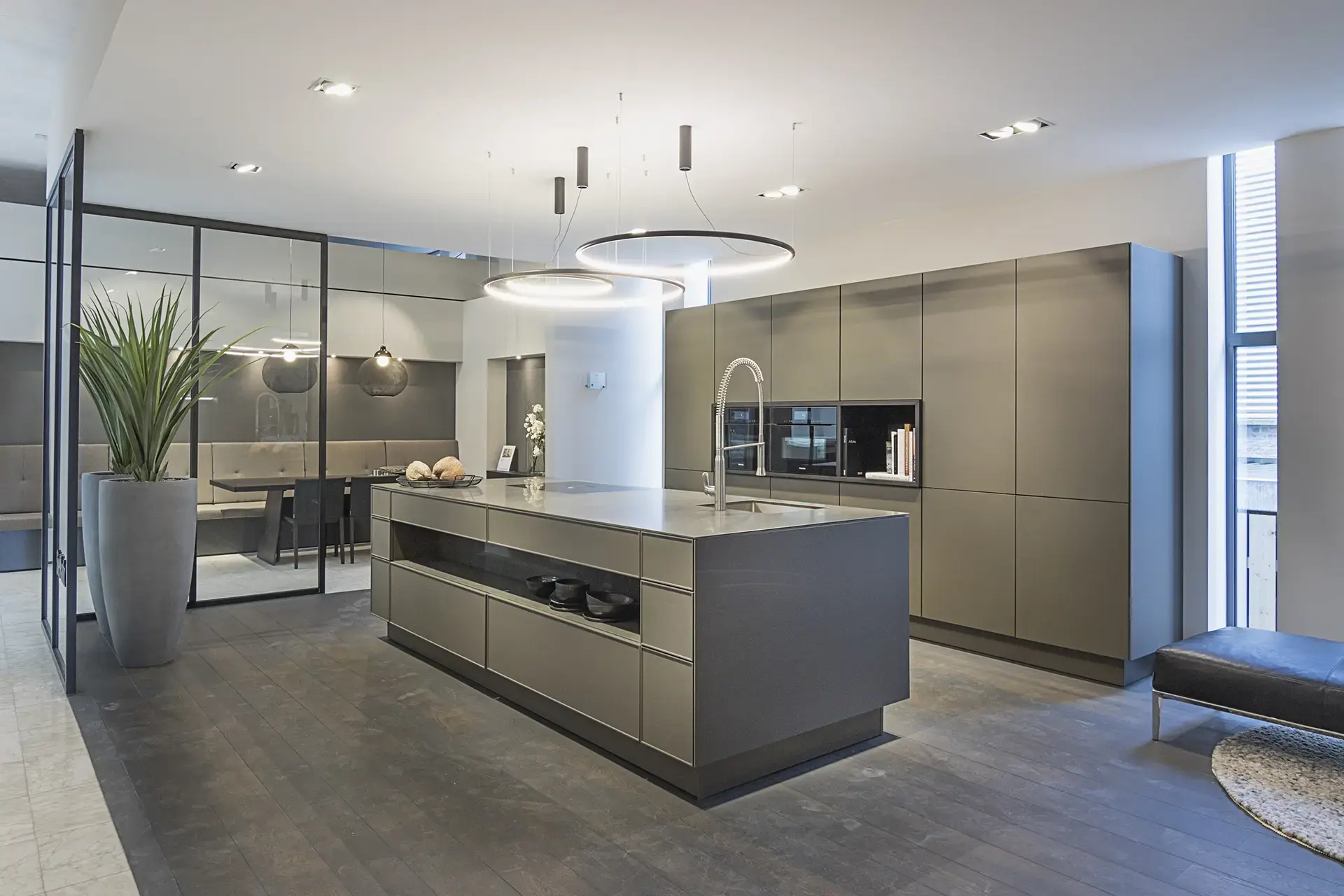 Interieur van de SieMatic by ASWA Keukens showroom in Hilversu
