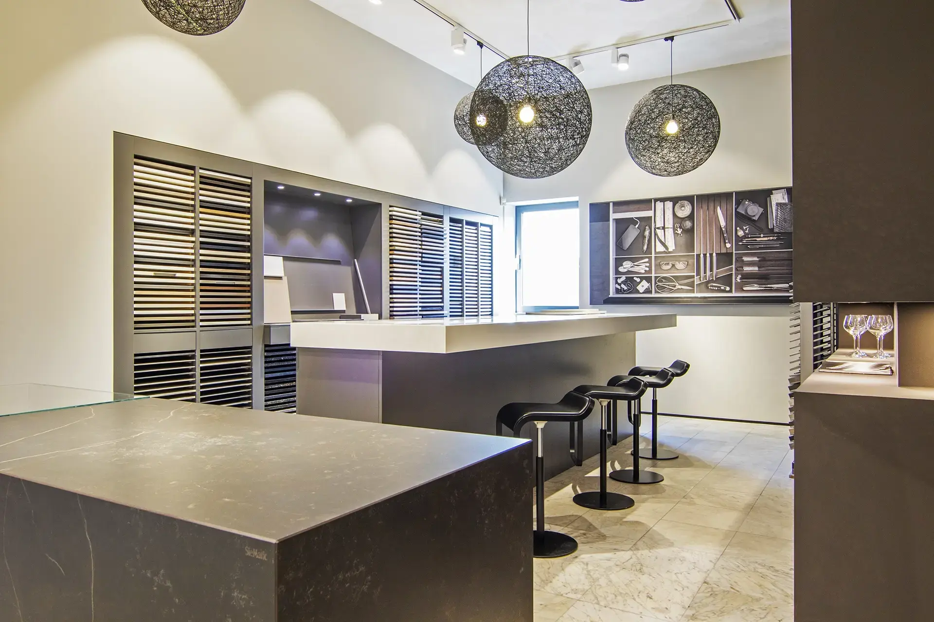 Materialen en keukenopstellingen in de showroom van SieMatic by ASWA Keukens Hilversum