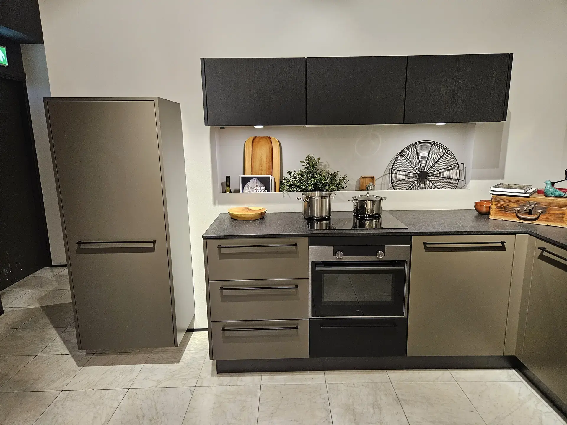 Donker groene SilverLine keuken showroomkeukens showroomkorting ASWA Keukens Hilversum1