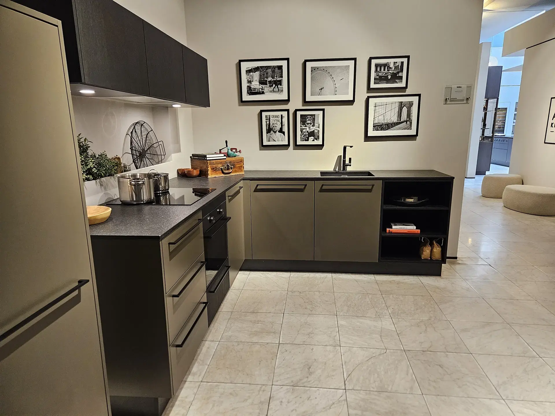 Donker groene SilverLine keuken showroomkeukens showroomkorting ASWA Keukens Hilversum3