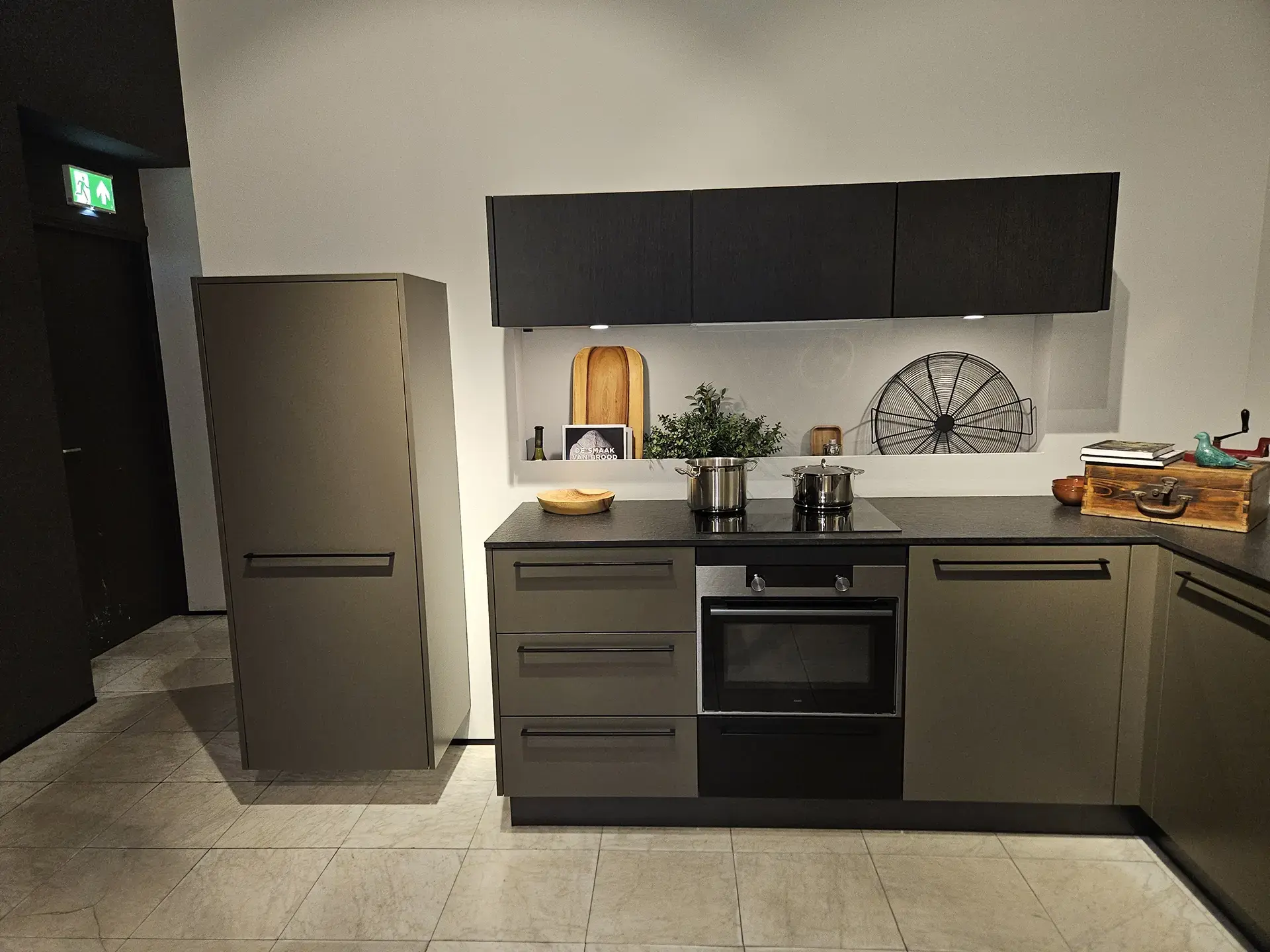 Donker groene SilverLine keuken showroomkeukens showroomkorting ASWA Keukens Hilversum4
