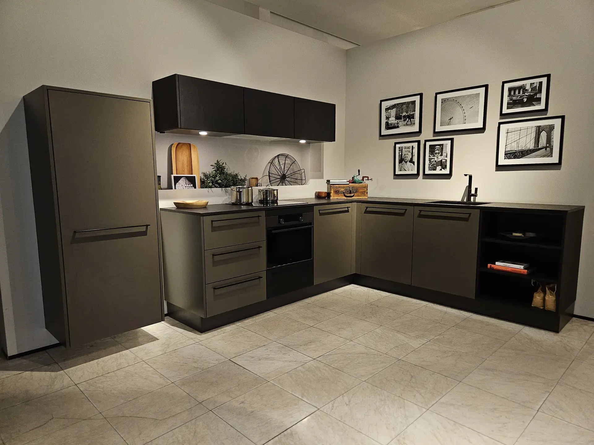 Donker groene SilverLine keuken showroomkeukens showroomkorting ASWA Keukens Hilversum5