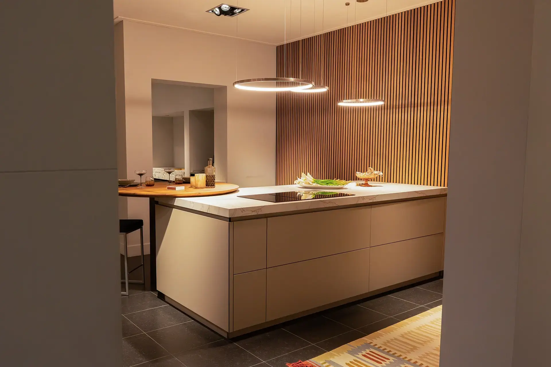Luxe SieMatic leefkeuken met kookeiland in de showroom van SieMatic by ASWA Keukens Uden.