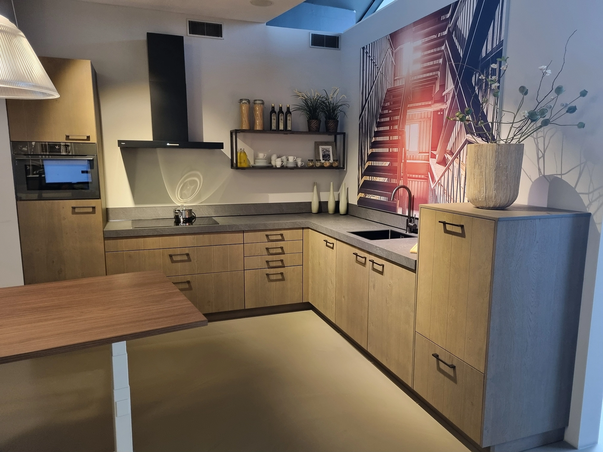 Sfeervolle landelijke houtfineer hoekkeuken