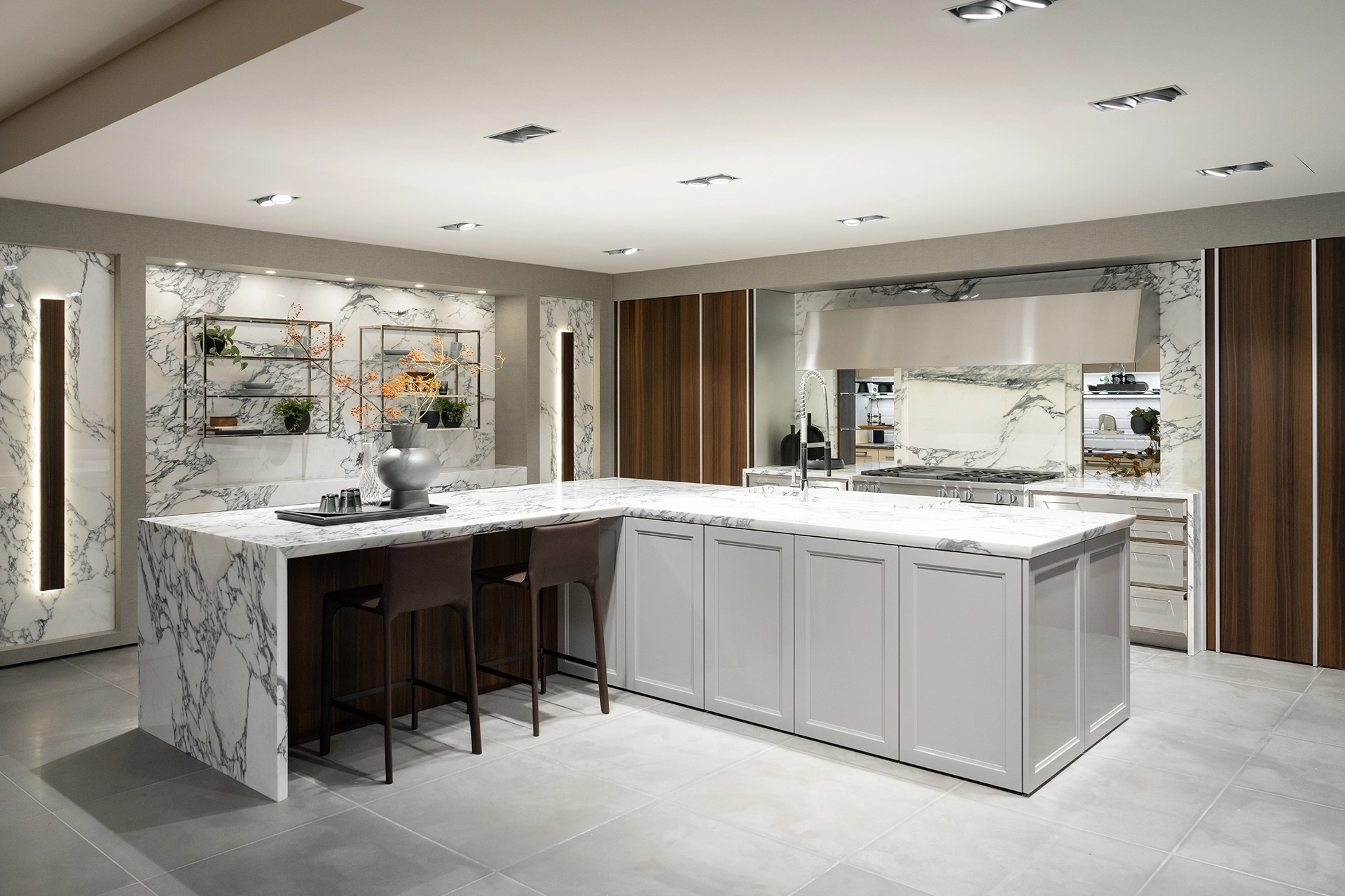 SieMatic CLASSIC keuken met gelakte kaderfronten, kookeiland en marmerlook werkblad.
