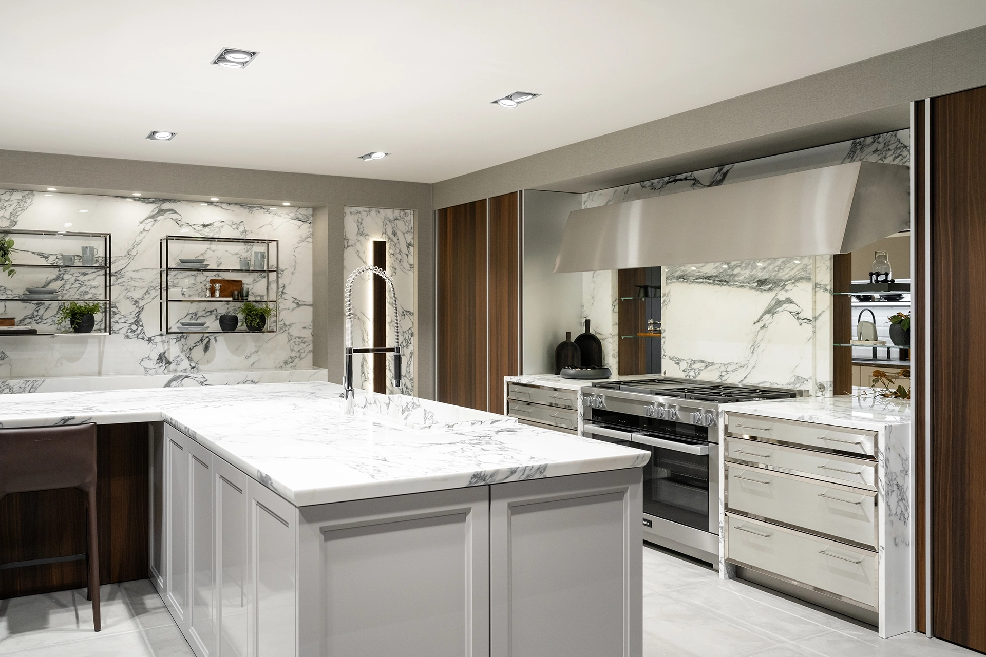 SieMatic Classic keuken met kookeiland, kaderfronten en marmerlook afwerking.