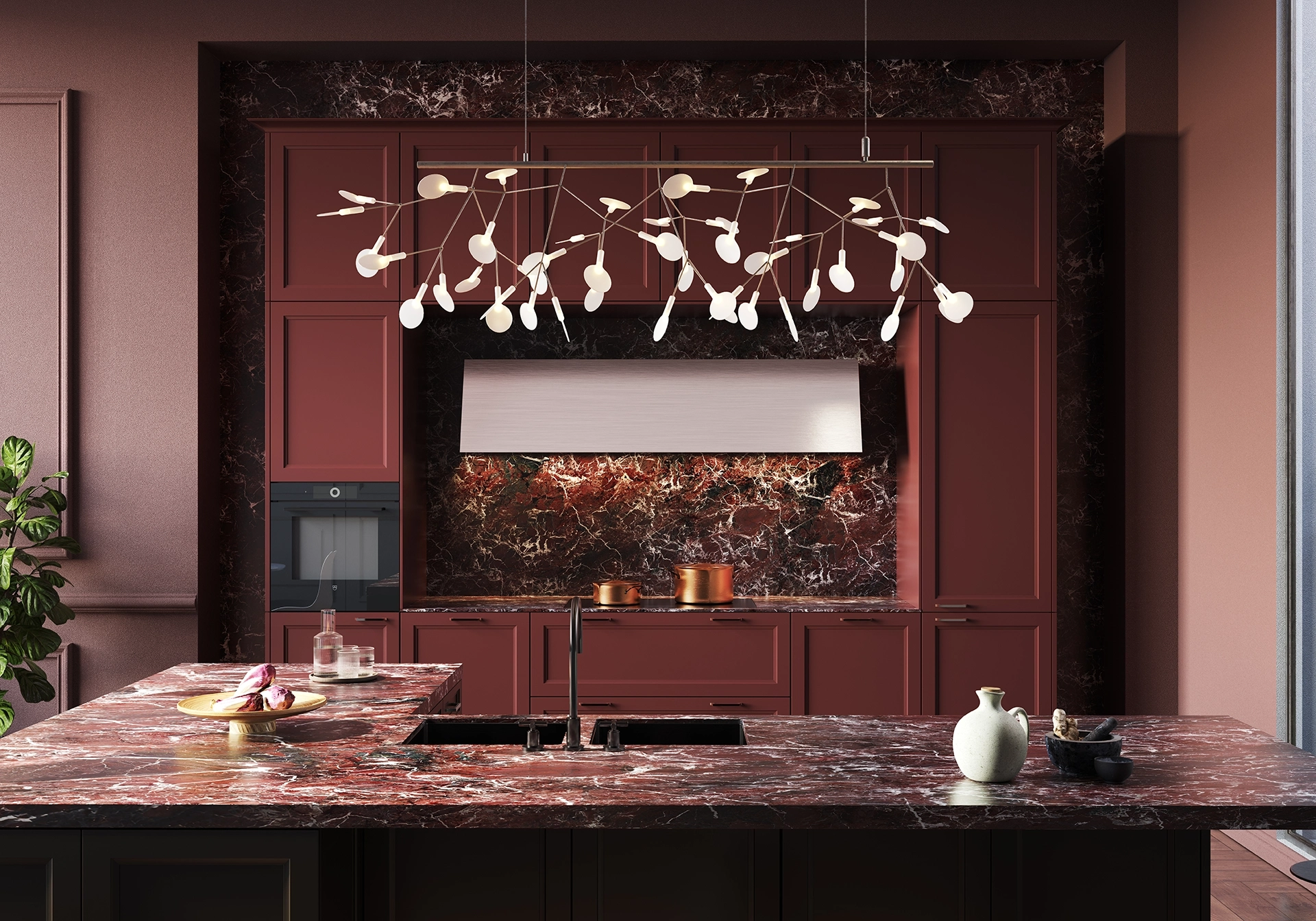 SieMatic keuken met bordeauxrode lak, donker kookeiland en marmerlook werkblad.