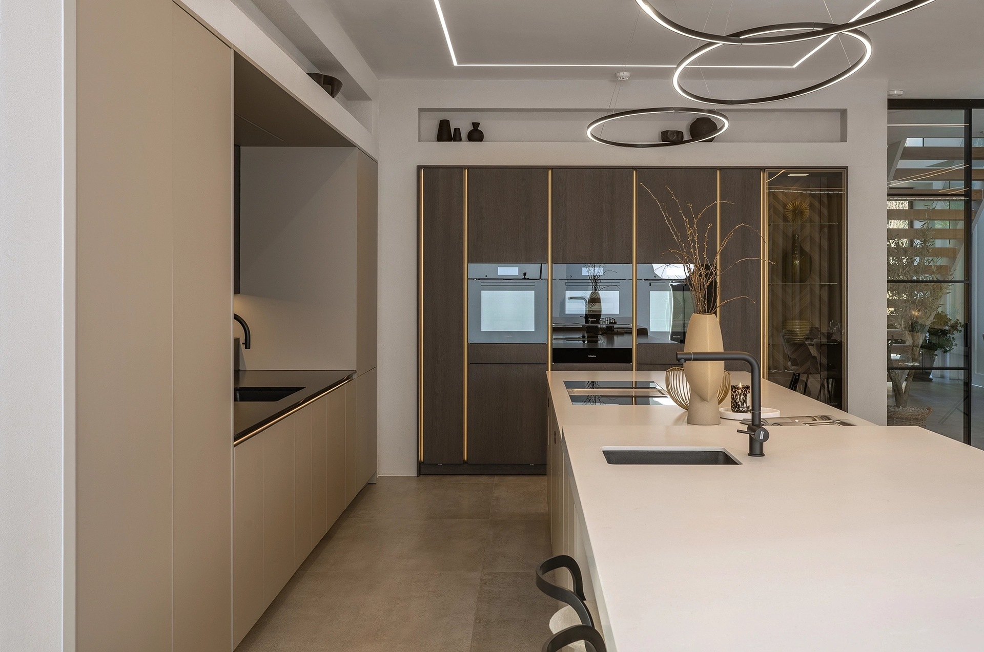 SieMatic designkeuken met kookeiland en doordachte indeling voor dagelijks gebruik.