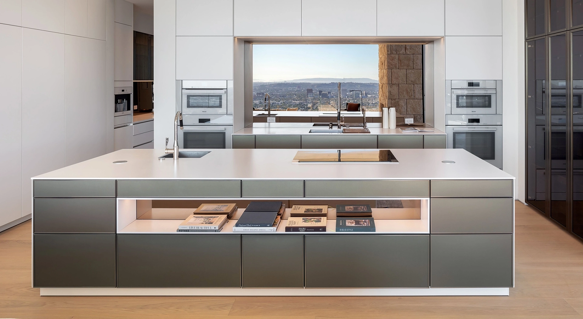 SieMatic designkeuken met kookeiland, open vakken en minimalistische vormgeving.