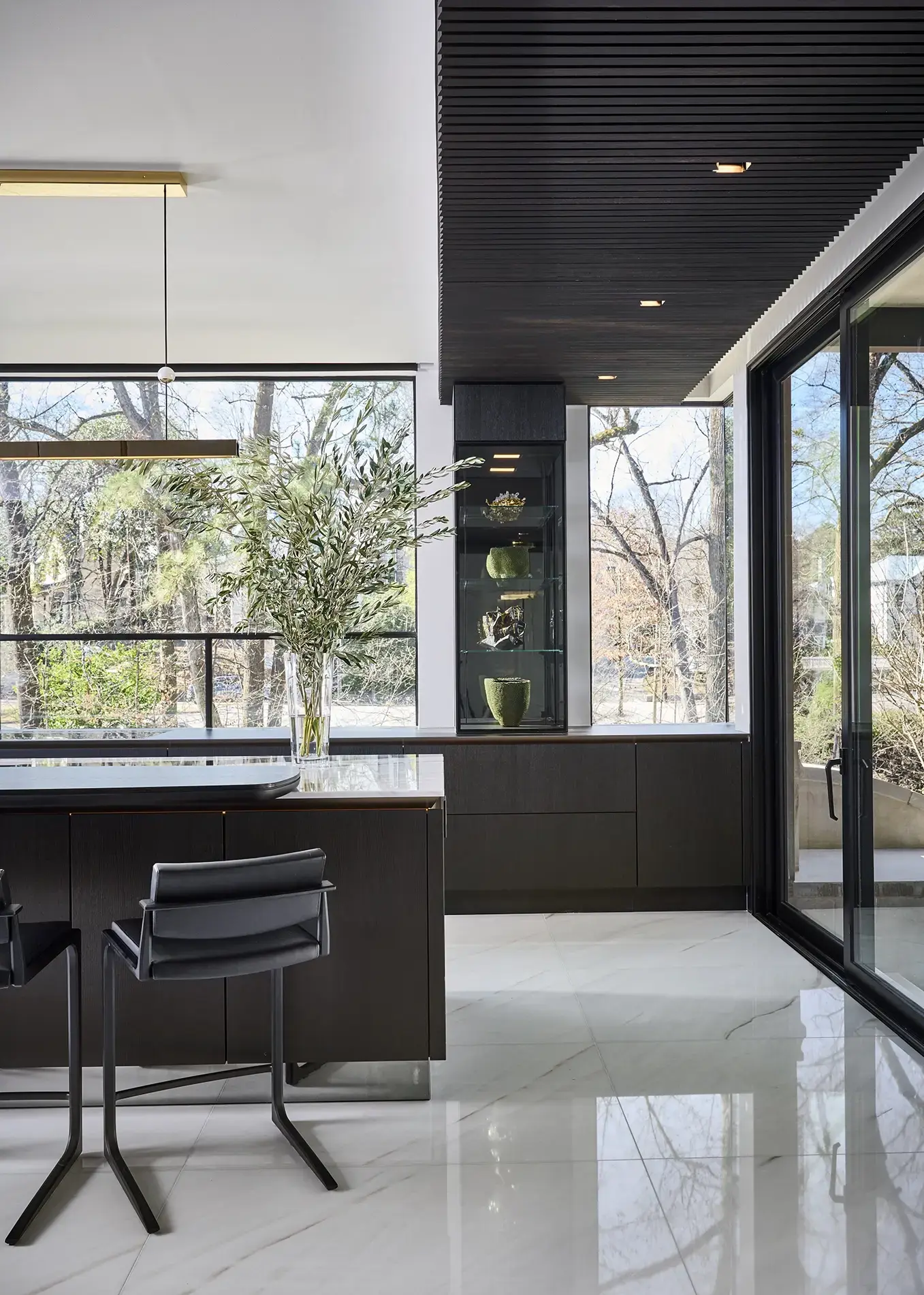 Tijdloze SieMatic designkeuken met kookeiland, donkere fronten en minimalistische vormgeving.