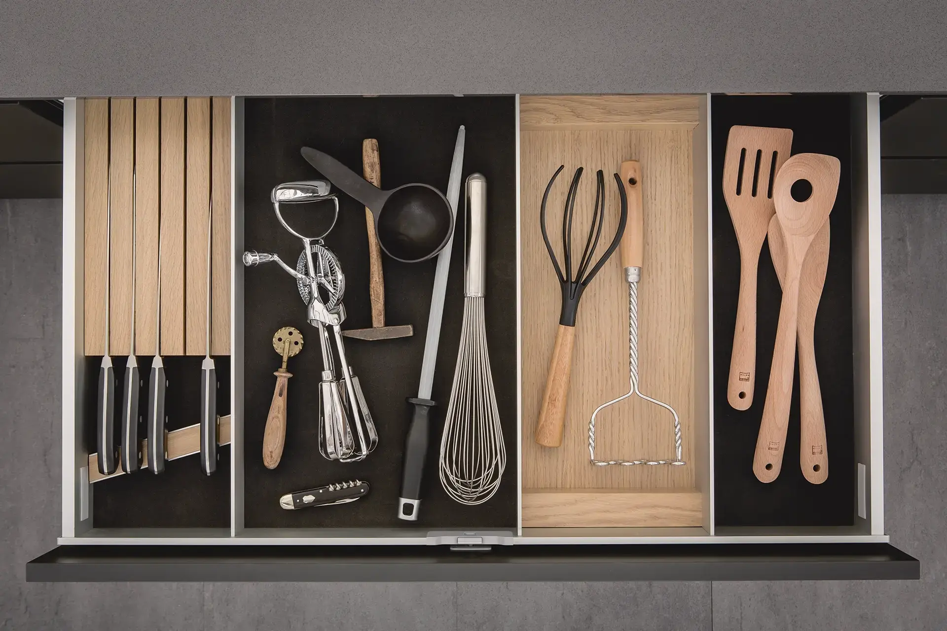 SieMatic Flock2Block lade-indeling met keukenaccessoires en antislip opbergsysteem.
