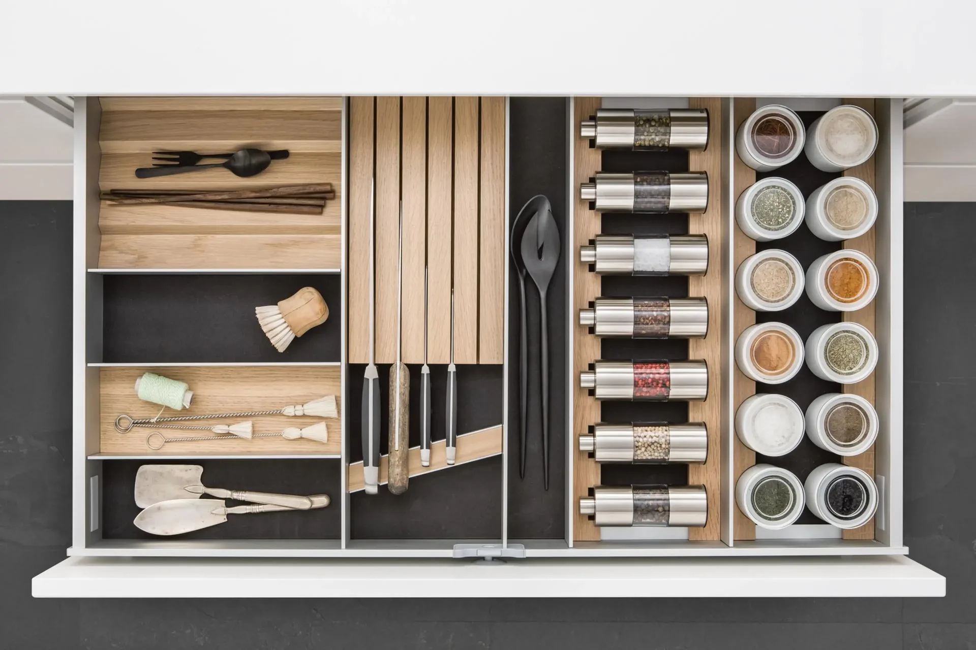 SieMatic lade-indeling met keukenaccessoires, kruidenopslag en slimme opbergvakken.