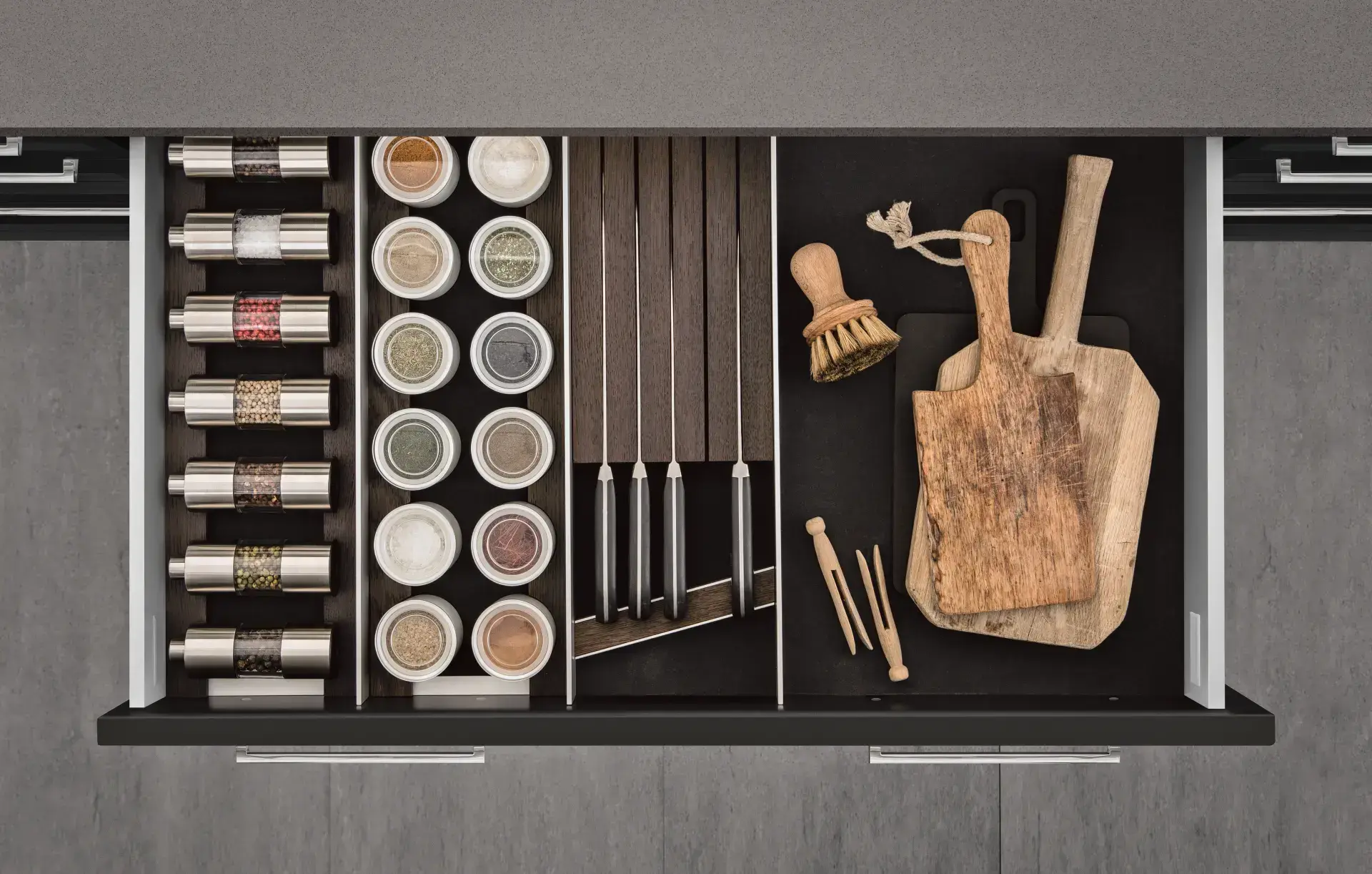 SieMatic MultiMatic aluminium lade-indeling met opbergaccessoires en kruidenhouders