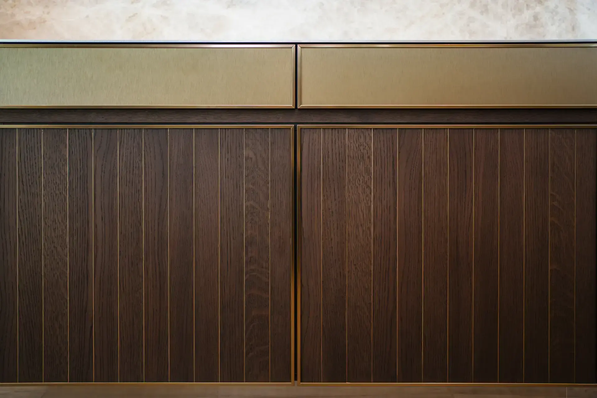 Detail van SieMatic houtfineer fronten met verticale houtstructuur