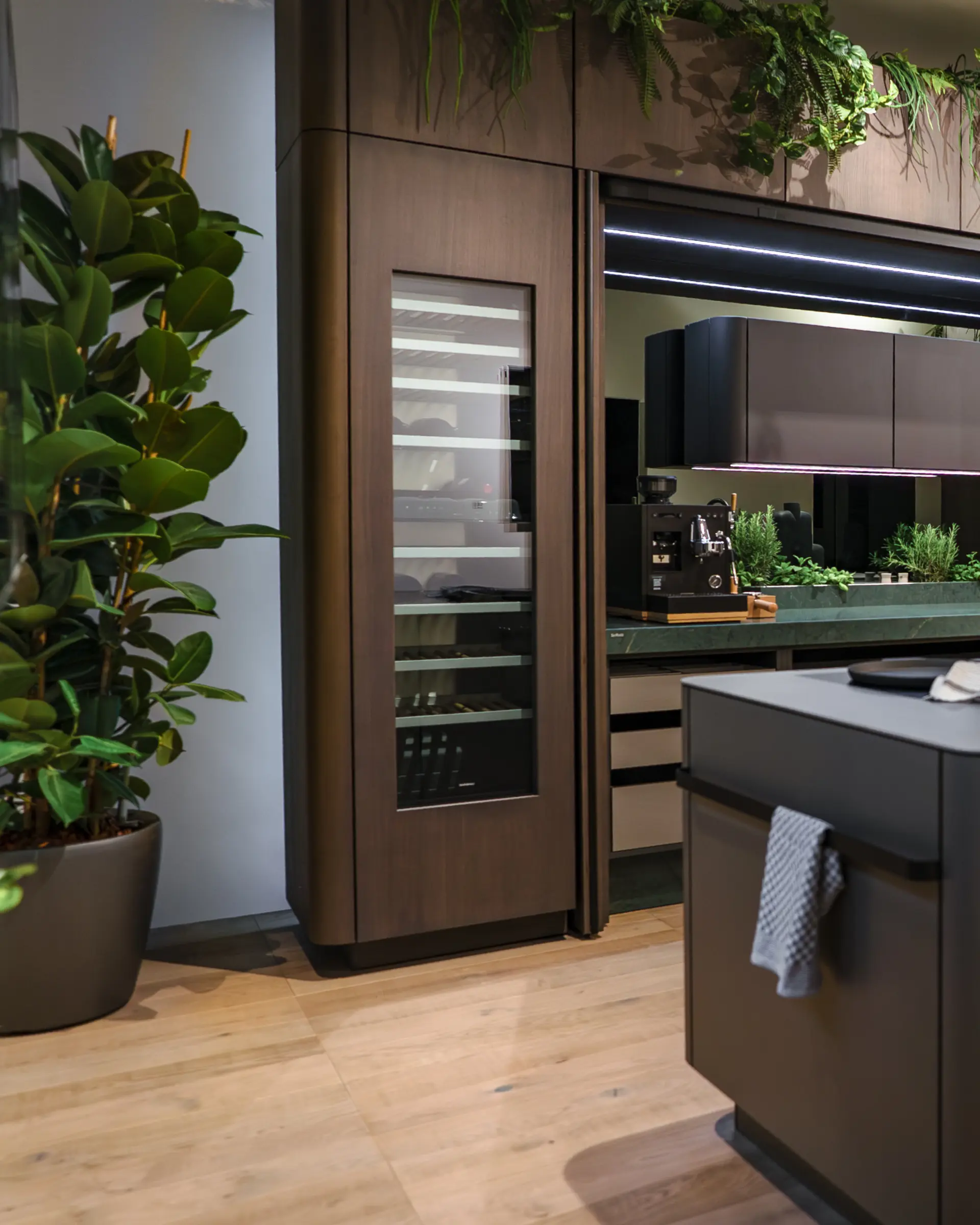 SieMatic keuken met houtfineer, wijnklimaatkast en natuurlijke materialen binnen een biophilic design.