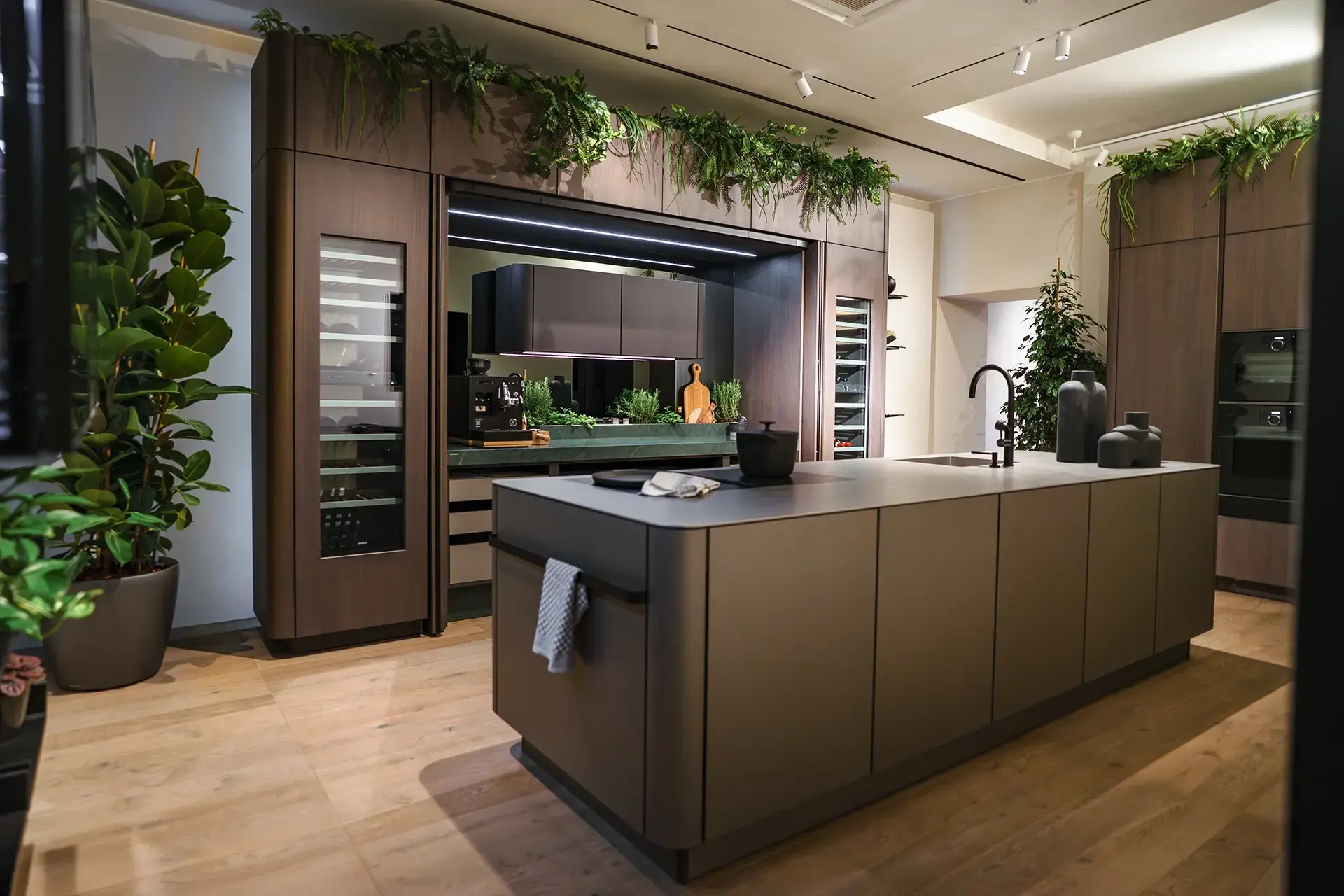 SieMatic SG6 keuken met kookeiland, donkere kasten, open nis en biophilic design.