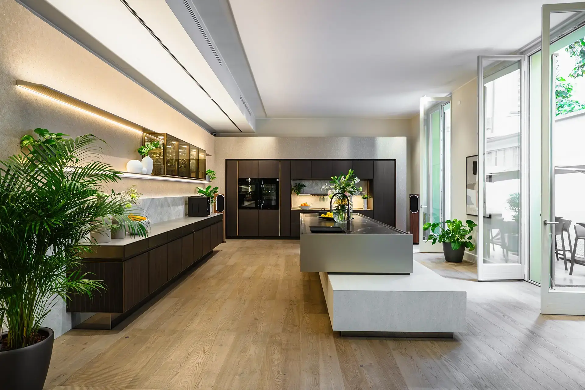 SieMatic designkeuken met veel daglicht, natuurlijke materialen en biophilic design.