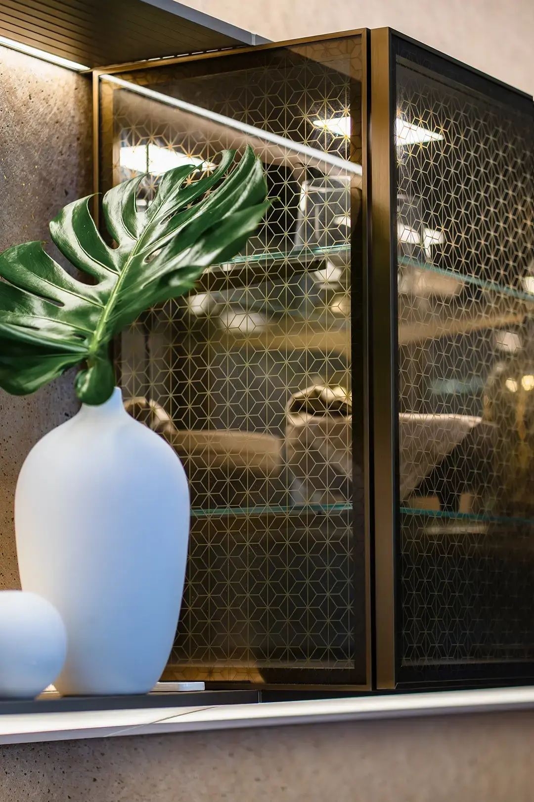 SieMatic keuken met vitrinekast, natuurlijke materialen en biophilic design.