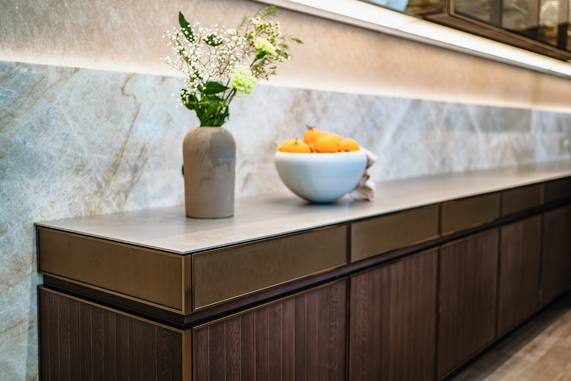 Keuken met een combinatie van hout en natuursteenlook