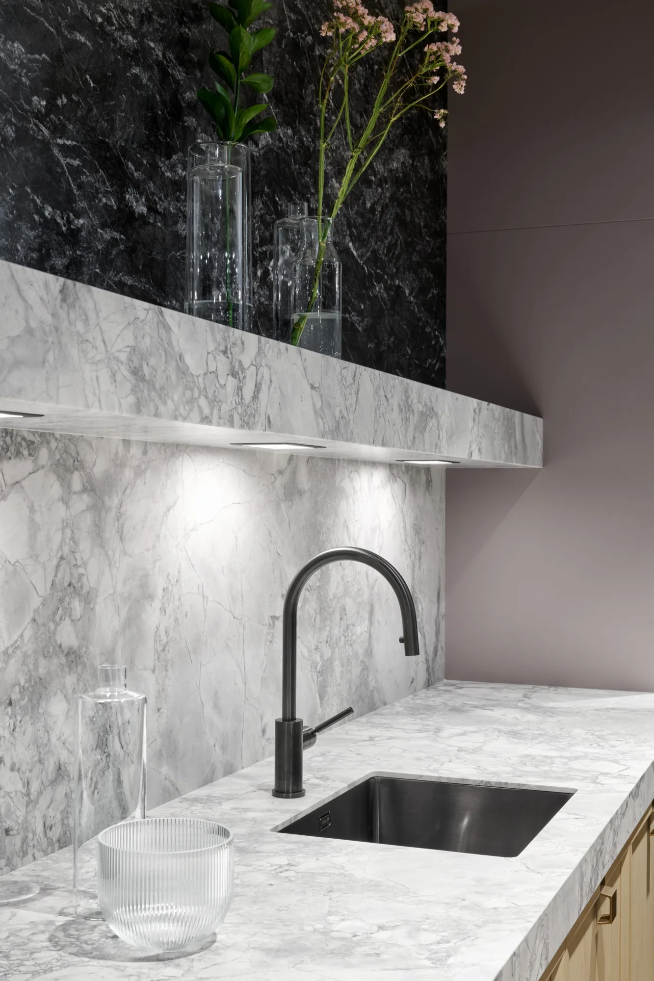 SieMatic keuken met stenen achterwand en werkblad in dezelfde steenafwerking.