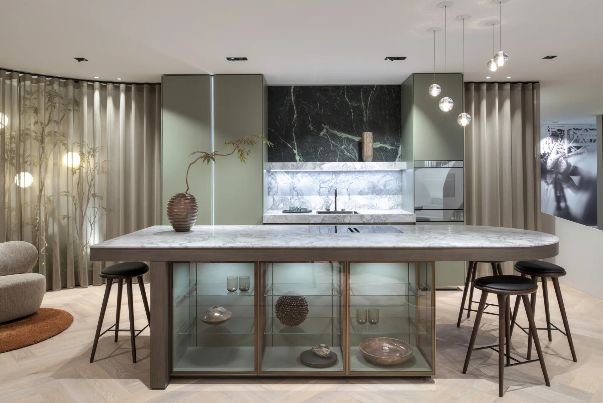 SieMatic MONDIAL keuken in groen met luxe materialen en uitgesproken kleurgebruik.