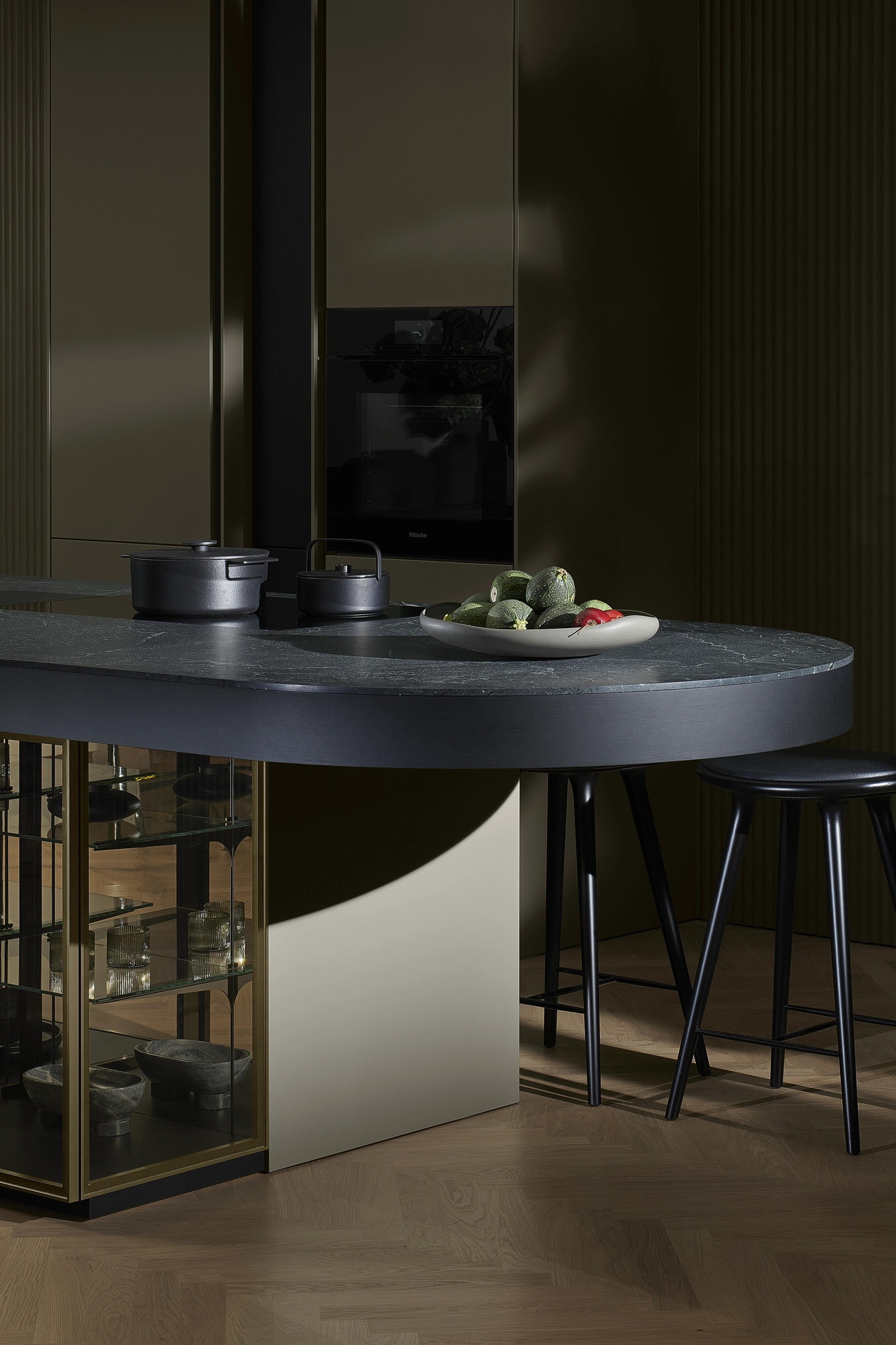 SieMatic Mondial design keuken met ronde tafel, luxe materialen en uitgesproken vormgeving.
