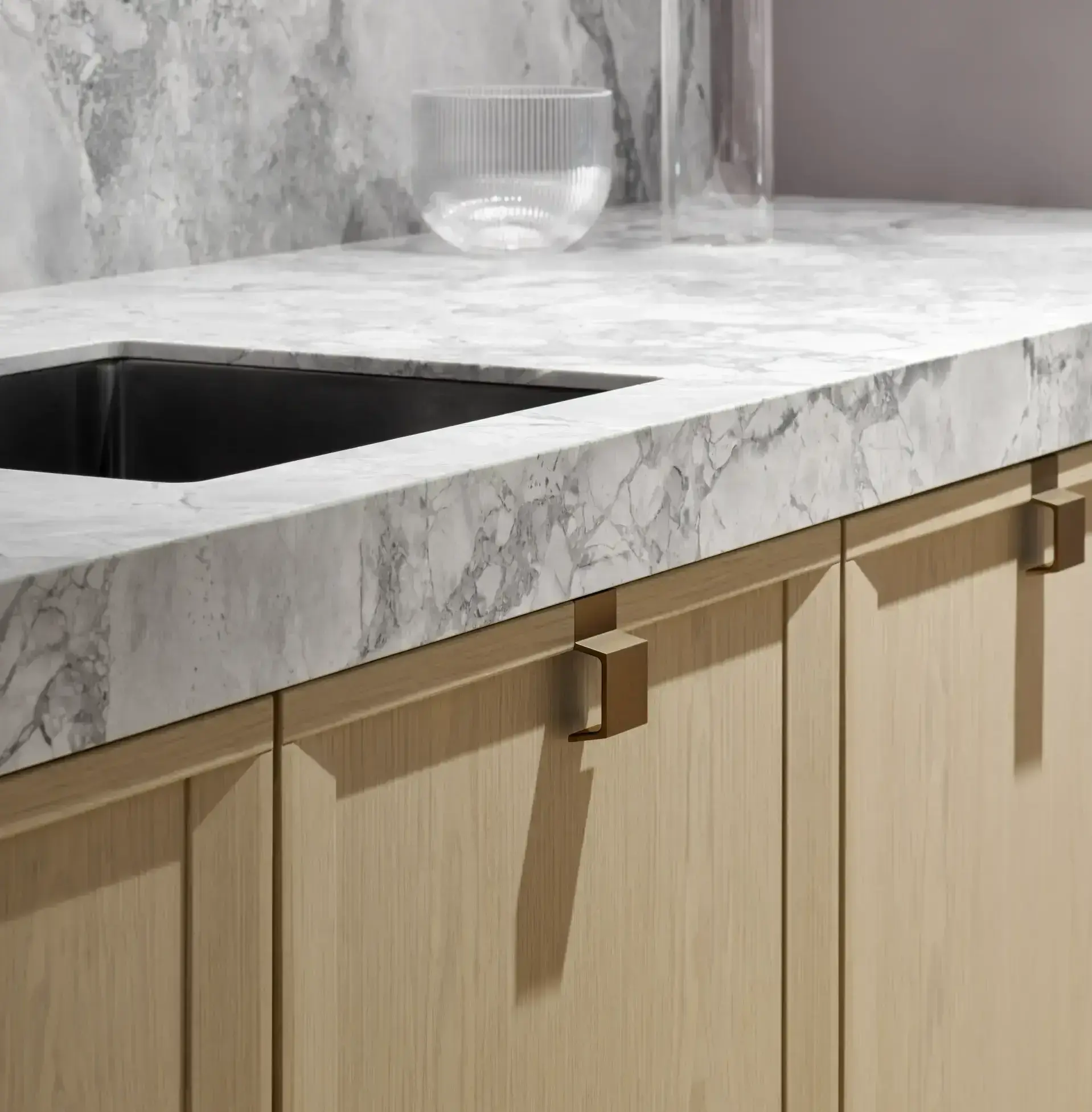 SieMatic kaderfront in licht eiken houtfineer met natuurstenen werkblad