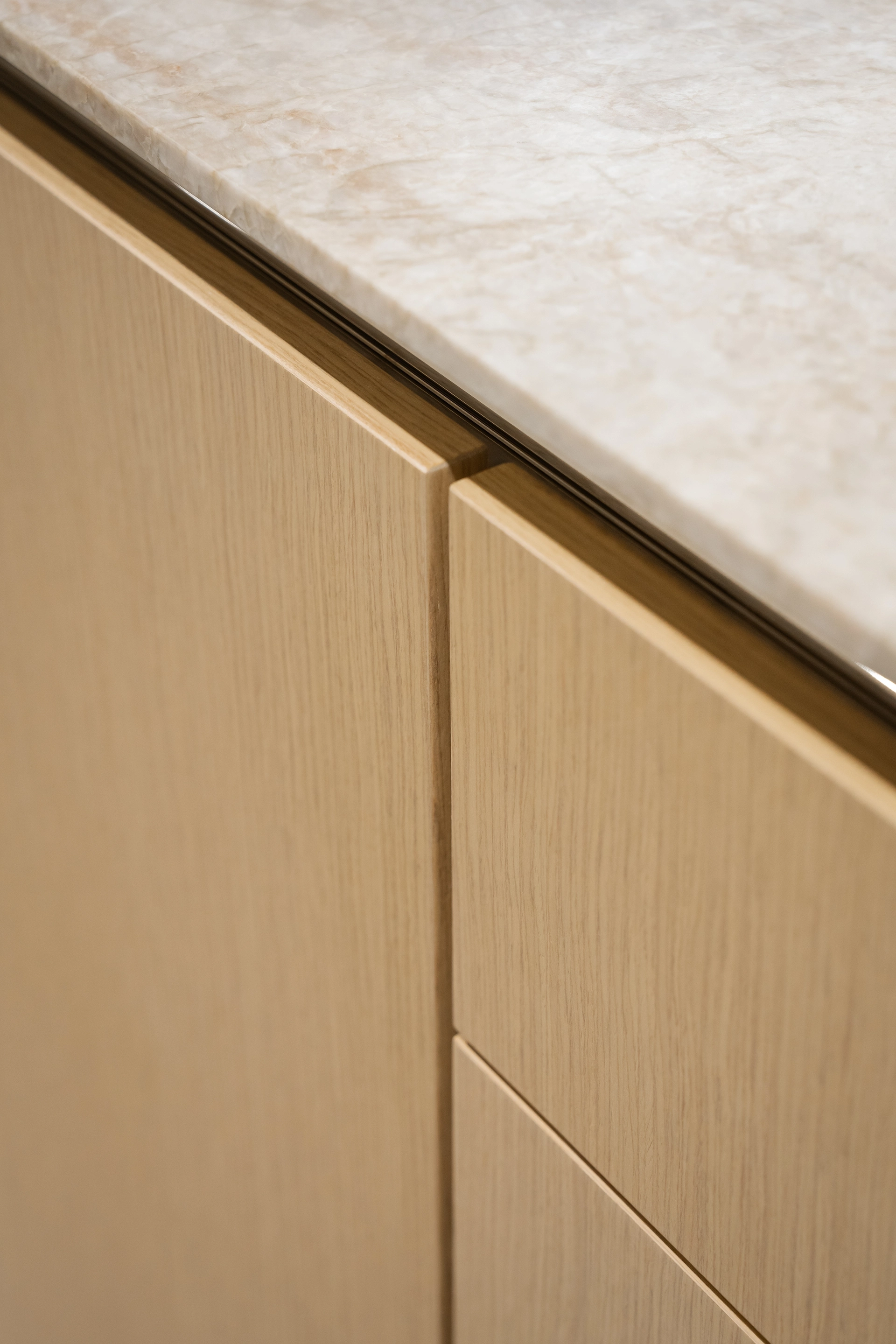 Detail van een greeploze SieMatic keuken met geïntegreerde greeplijst.