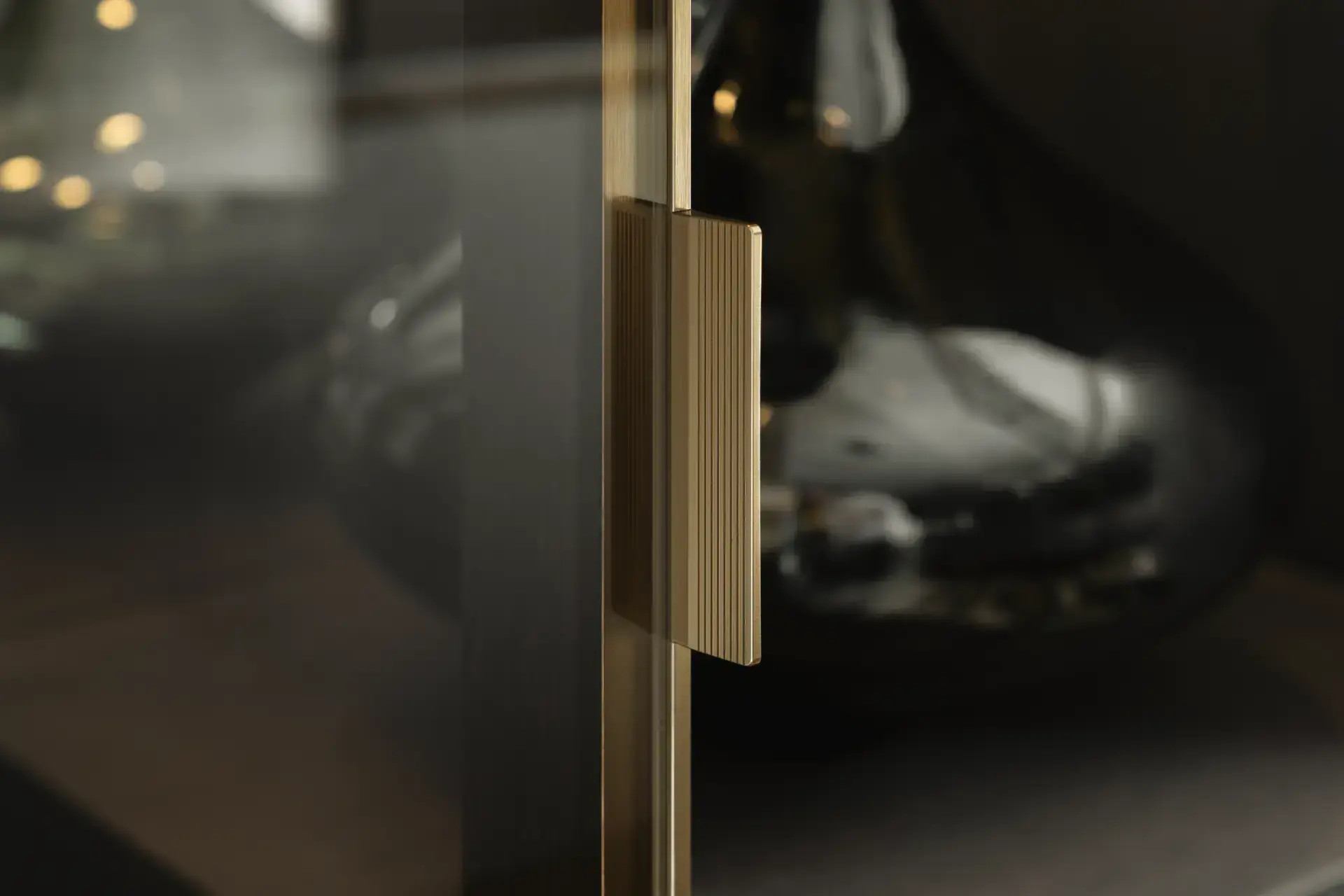 SieMatic SLX glazen vitrinekast met Gold Bronze profiel
