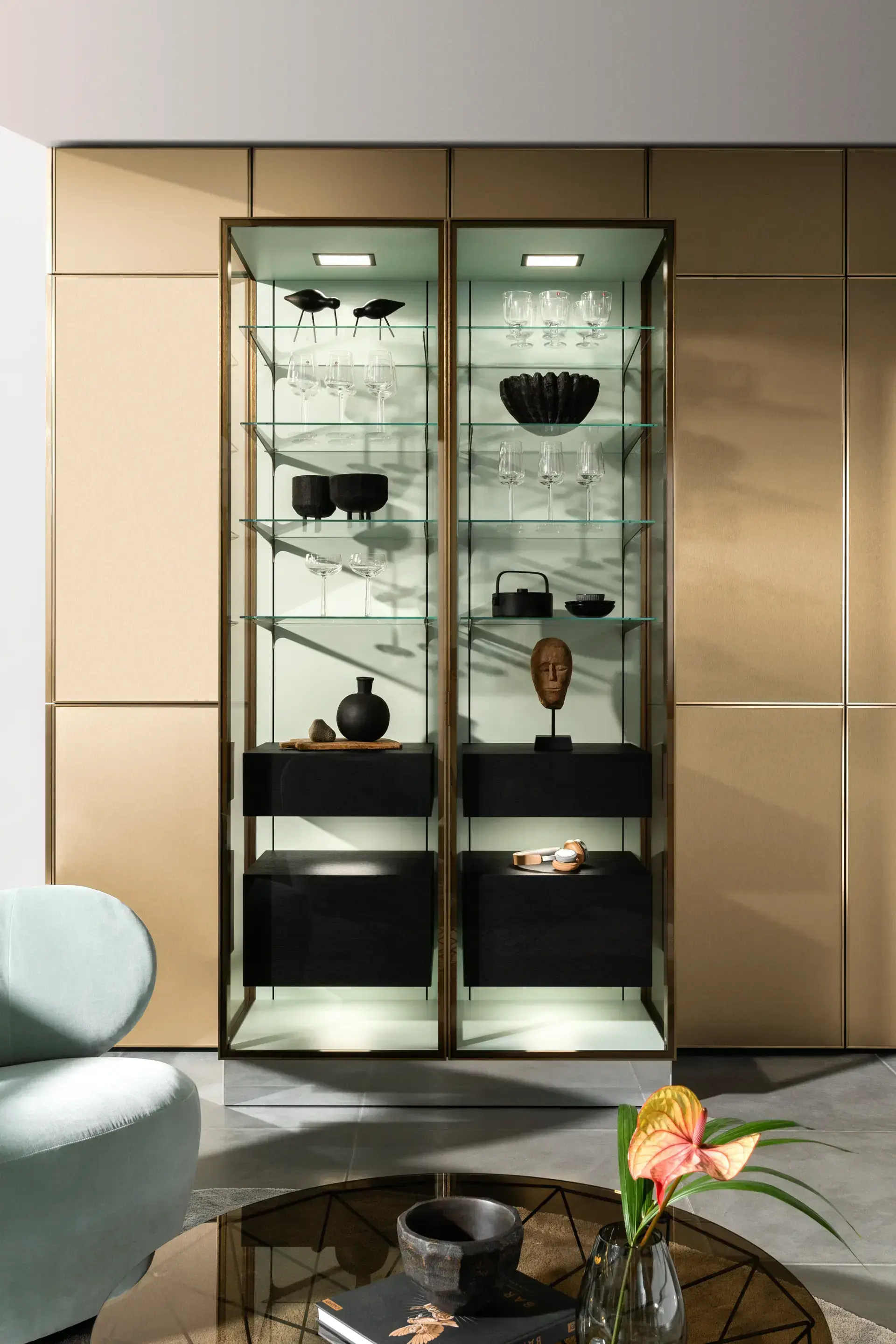 SieMatic PURE keuken met goudkleurige achterwand en verfijnde kleurcombinaties.