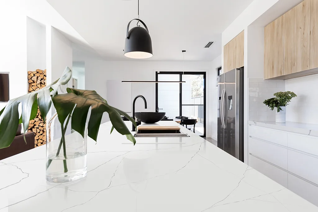 Witte keuken met marmerlook keukenblad, ASWA Keukens