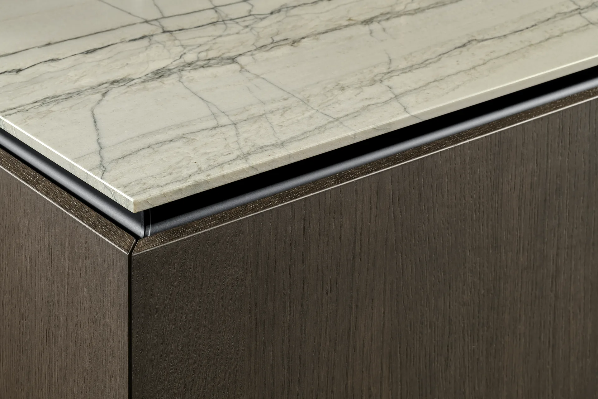Detail van de SieMatic S2 met verstekhoeken en StoneDesign werkblad