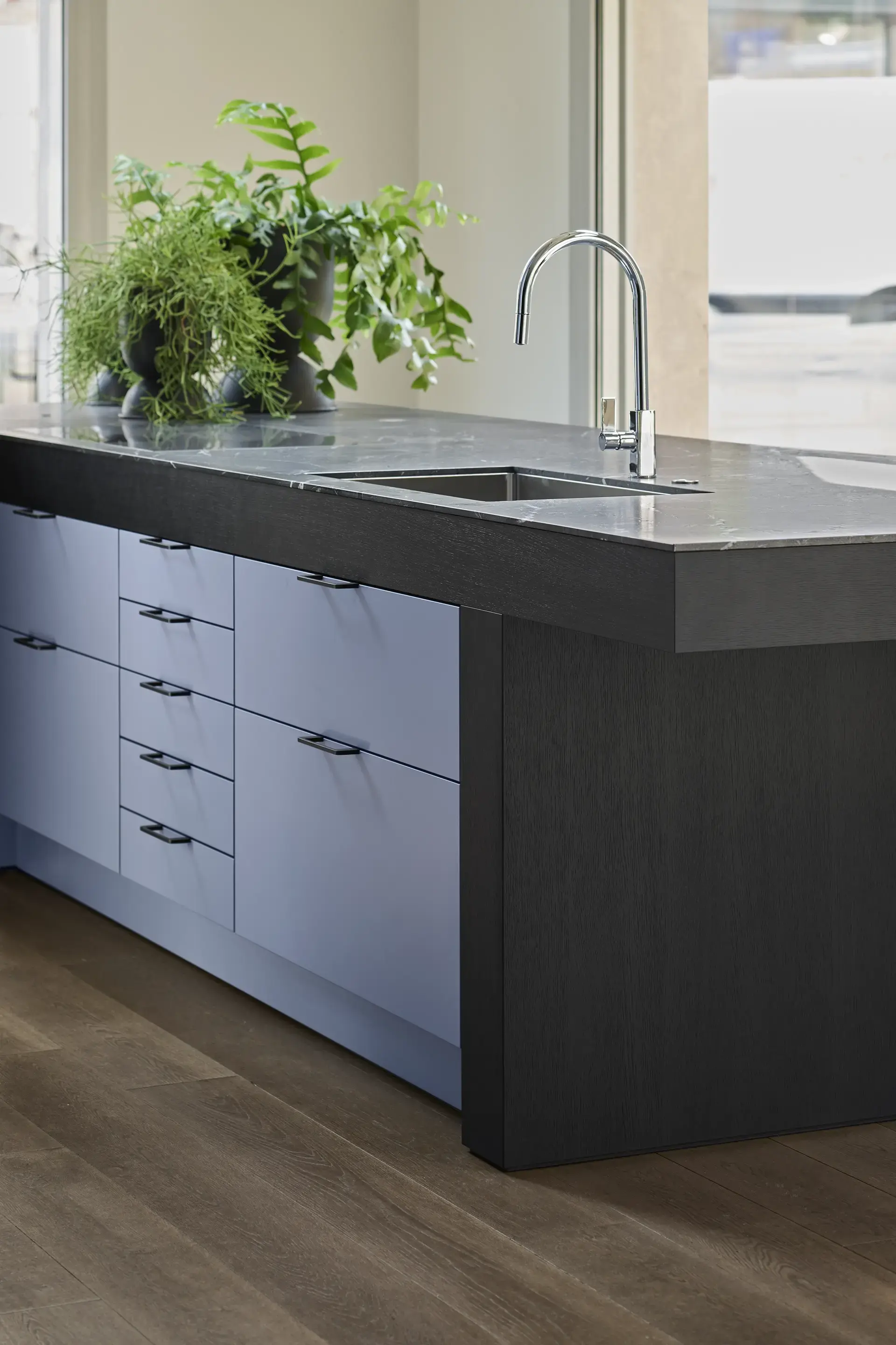 SieMatic SC/SE kookeiland met geïntegreerde opbergruimte en verfijnde afwerking.