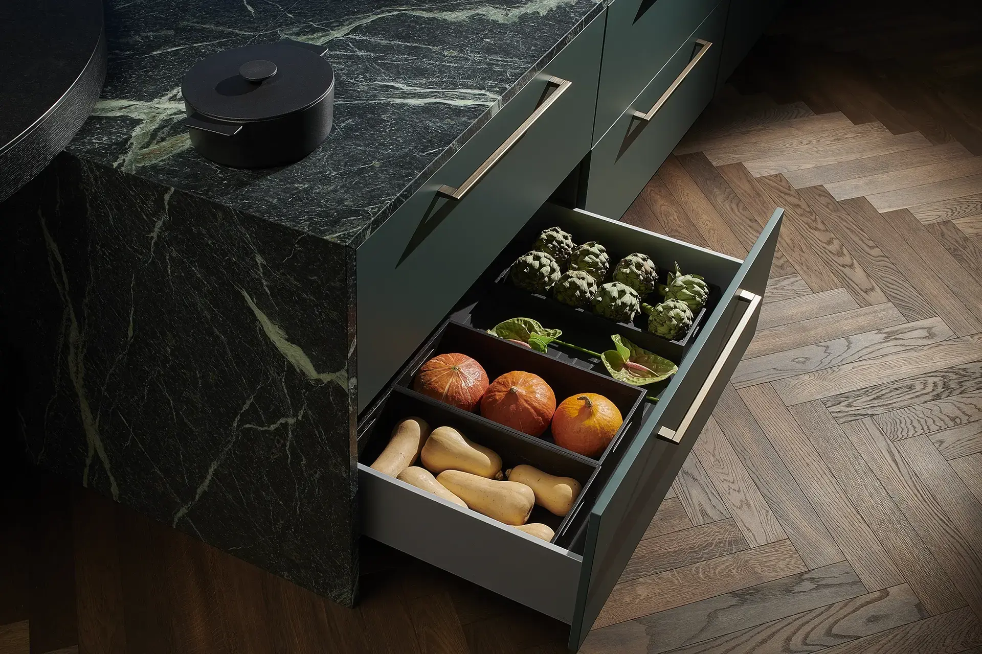 Opberglade met geïntegreerde indeling in een SieMatic SC/SE keuken.