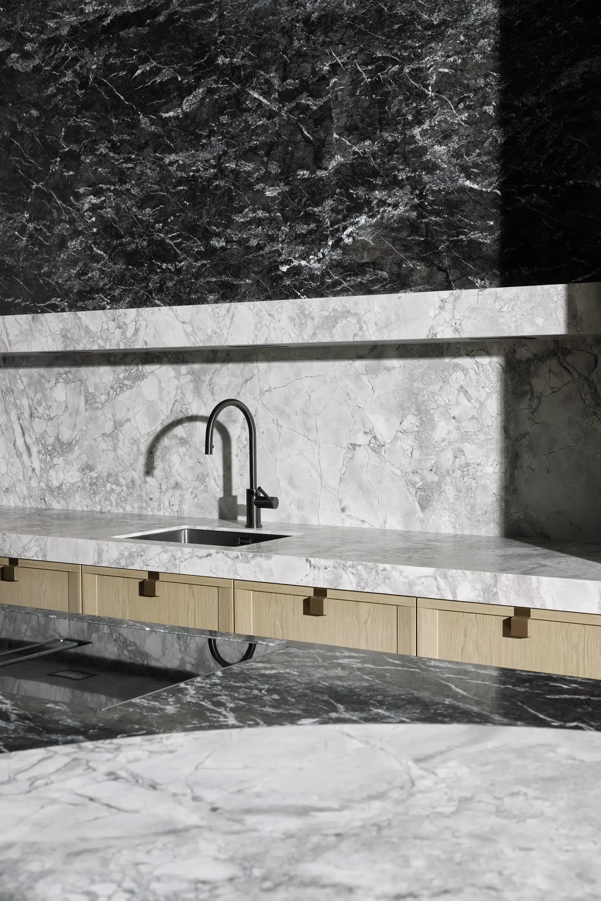 SieMatic SC/SE keuken met contrasterende materialen en verfijnde afwerkingen.