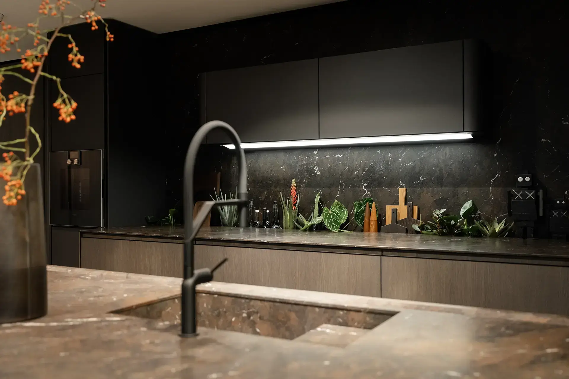 SieMatic SG6 met natuurstenen look werkblad, geïntegreerde spoelbak en subtiele sfeerverlichting