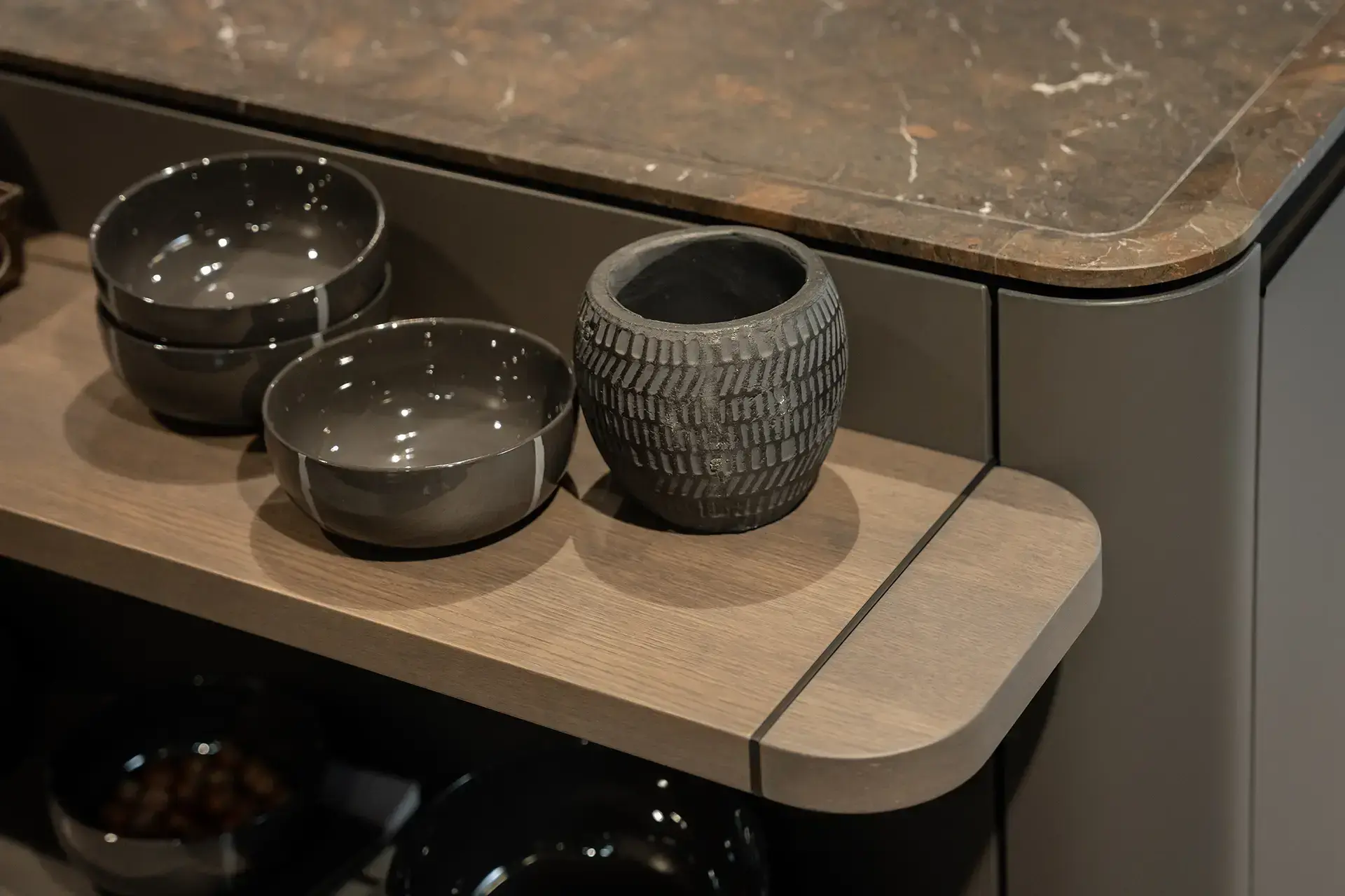 Afgeronde open plank als onderdeel van het organische ontwerp van de SieMatic SG6