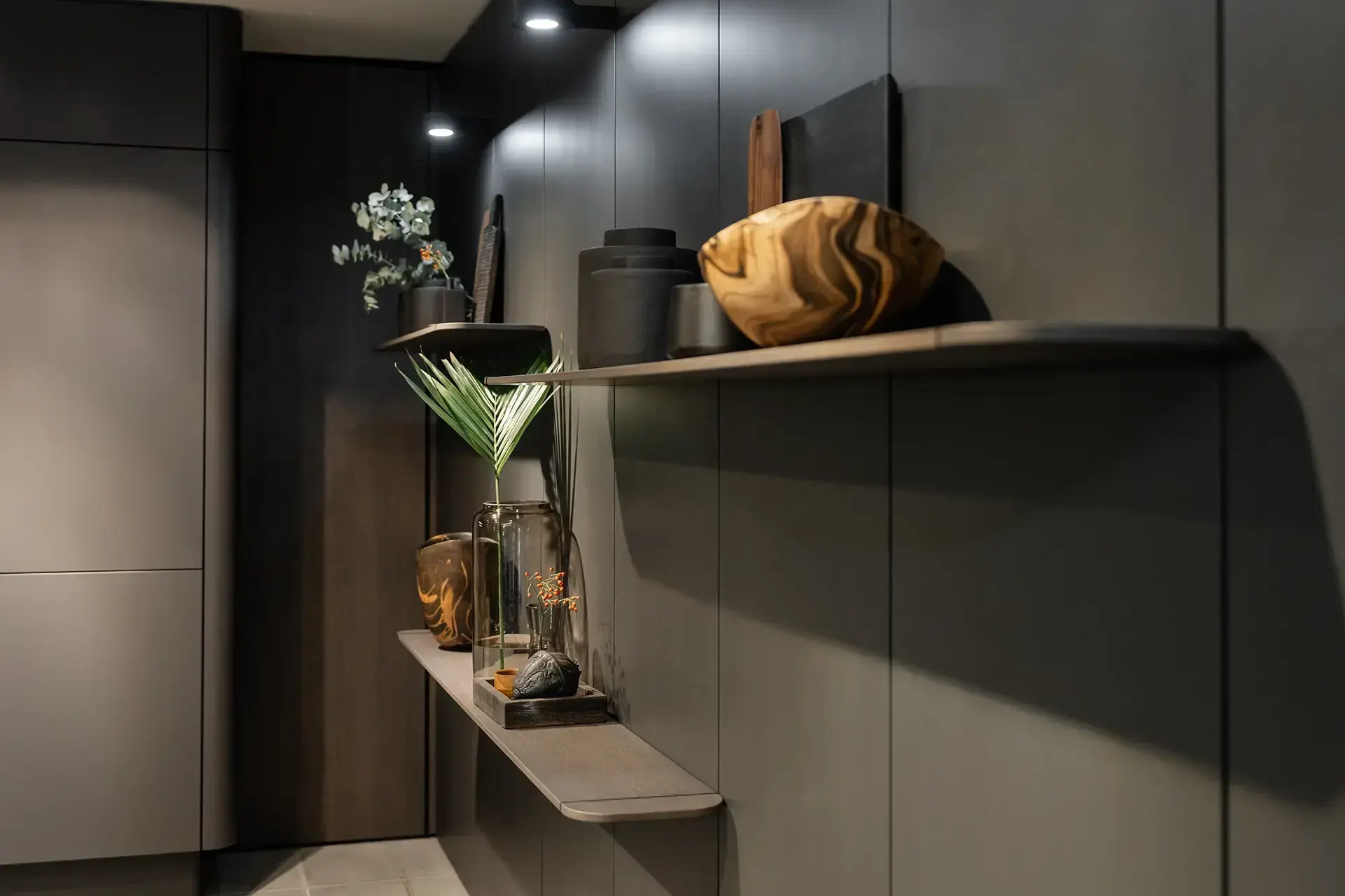 Zwevende planken met afgeronde hoeken geïntegreerd in de paneelwand van de SieMatic SG6