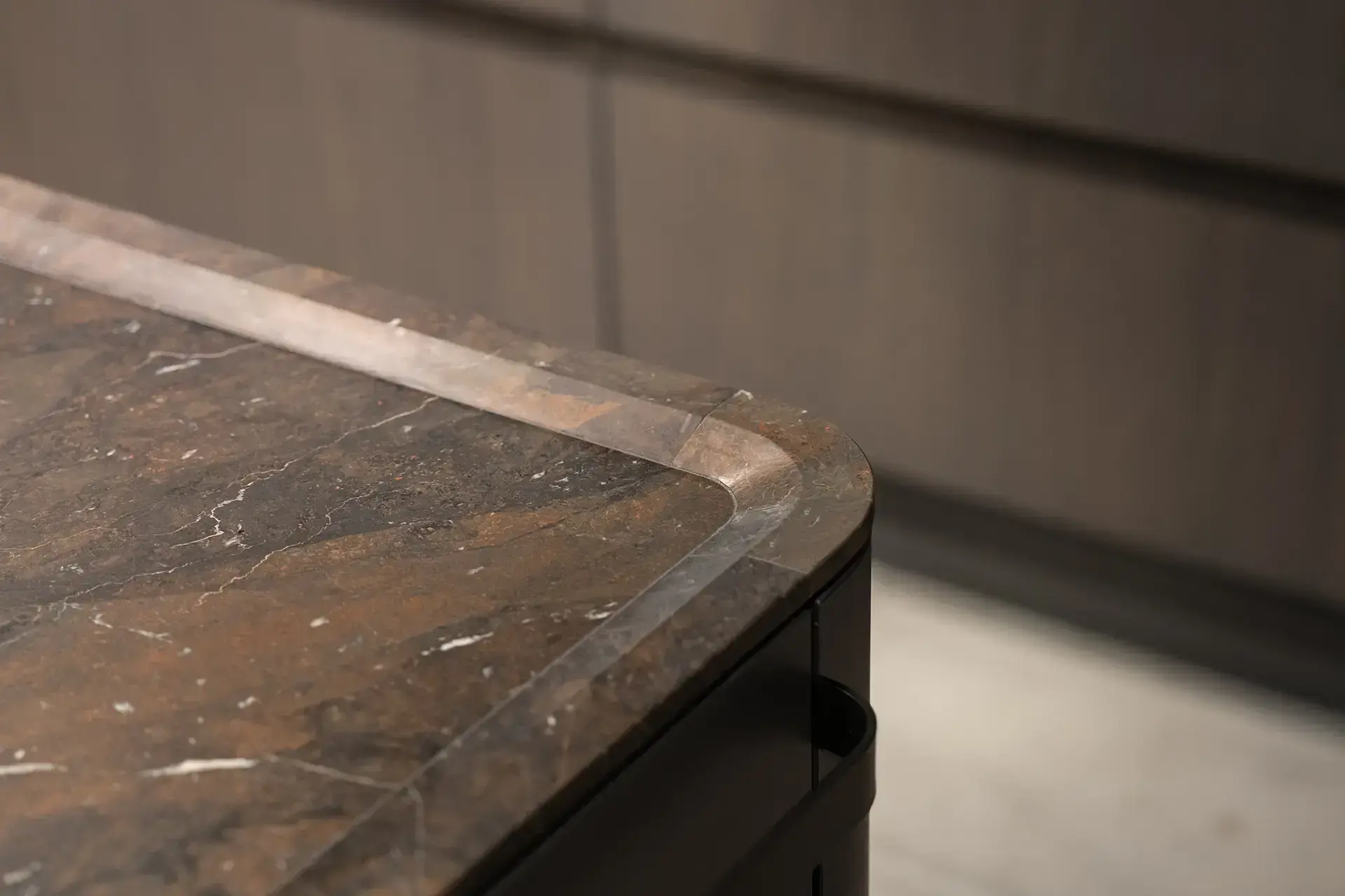 Afgeronde glazen plank die open presentatie combineert met de zachte vormtaal van de SieMatic SG6