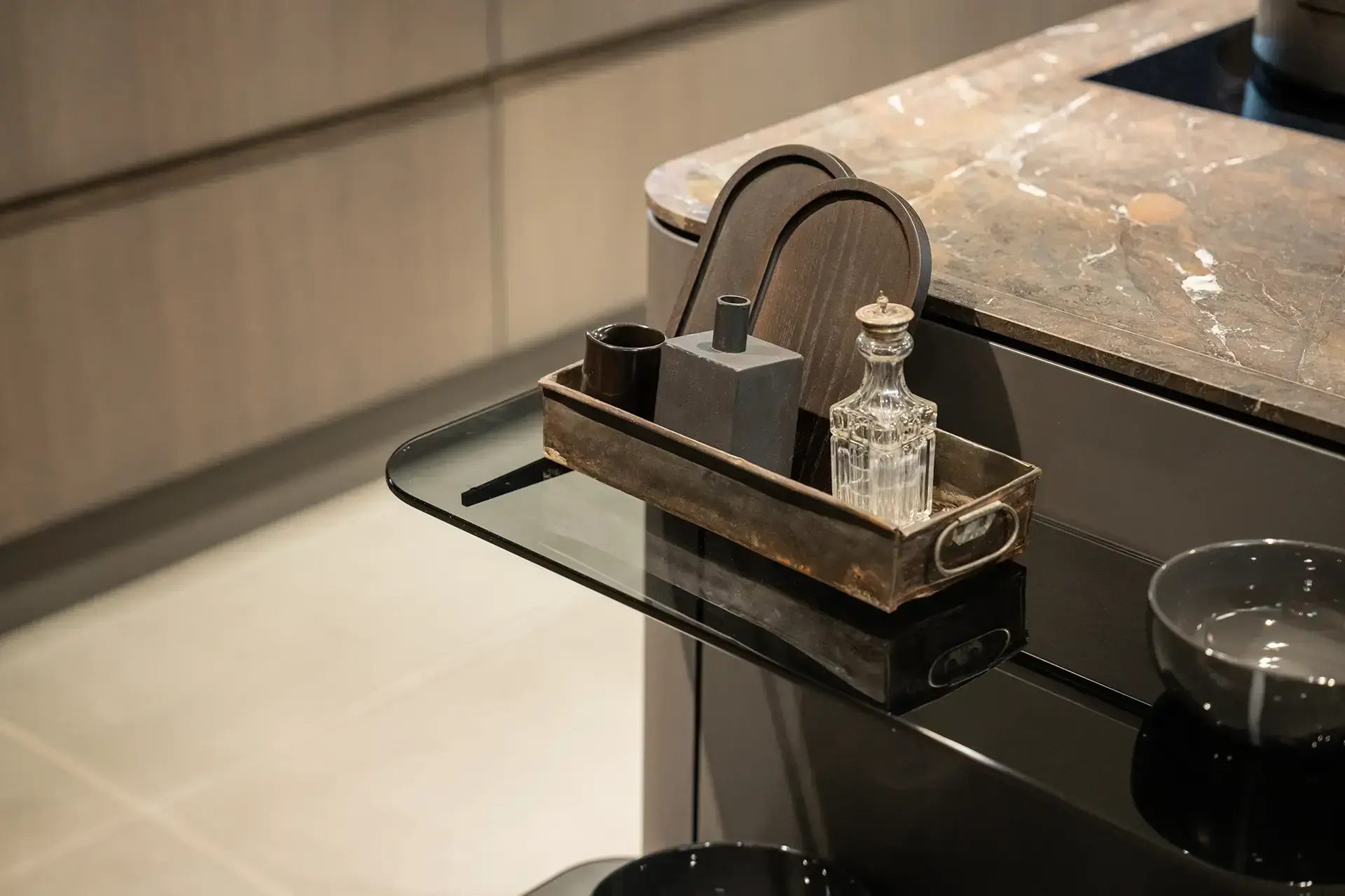 SieMatic SG6 kookeiland met open glazen plateau en gesloten opbergruimte