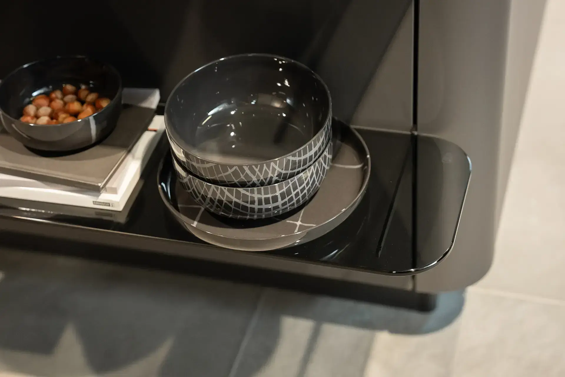 Open presentatievlak met servies en afgeronde details als onderdeel van het modulaire design van de SieMatic SG6