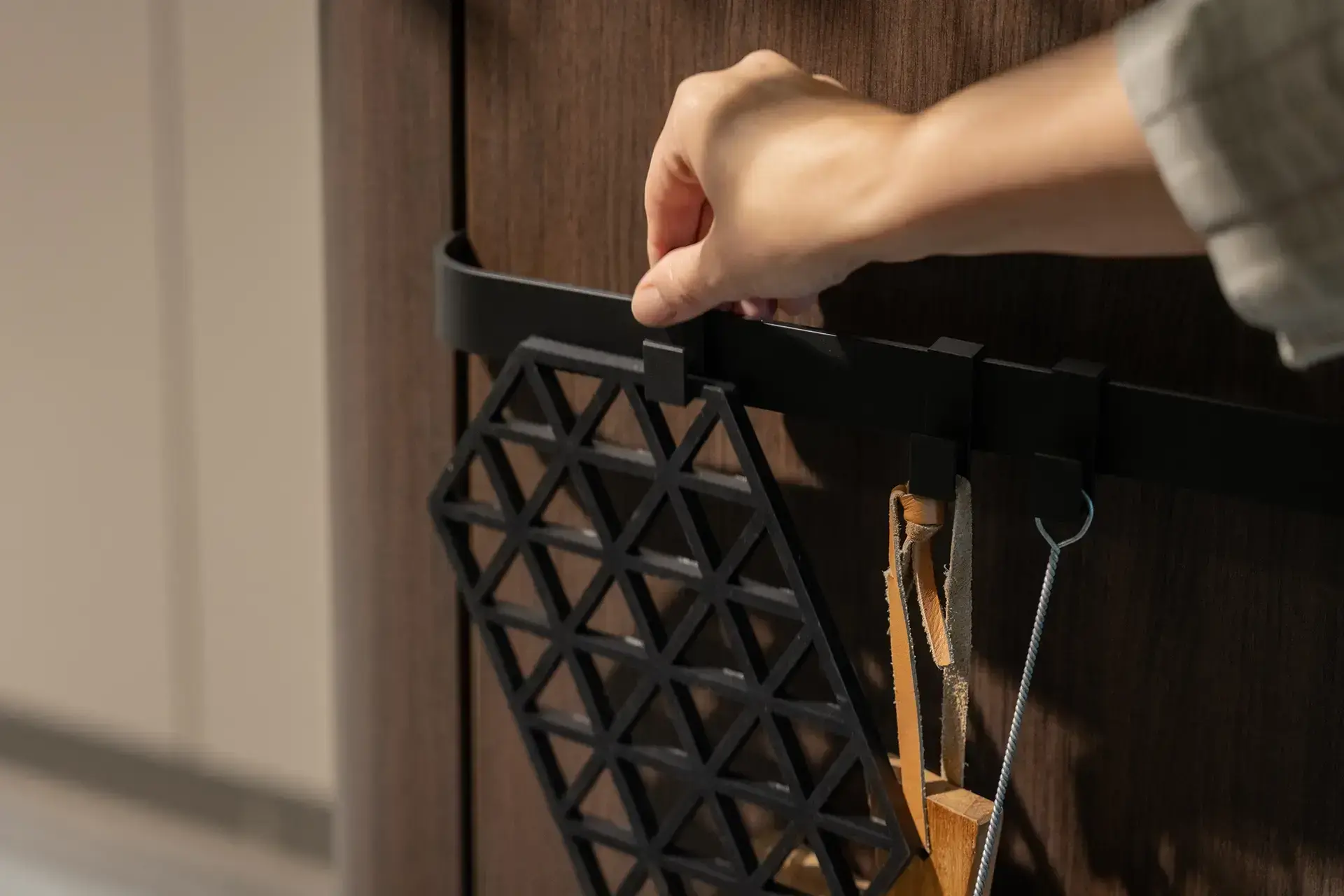 Functionele accessoires bevestigd aan de paneelwand van de SieMatic SG6 voor extra gebruiksgemak