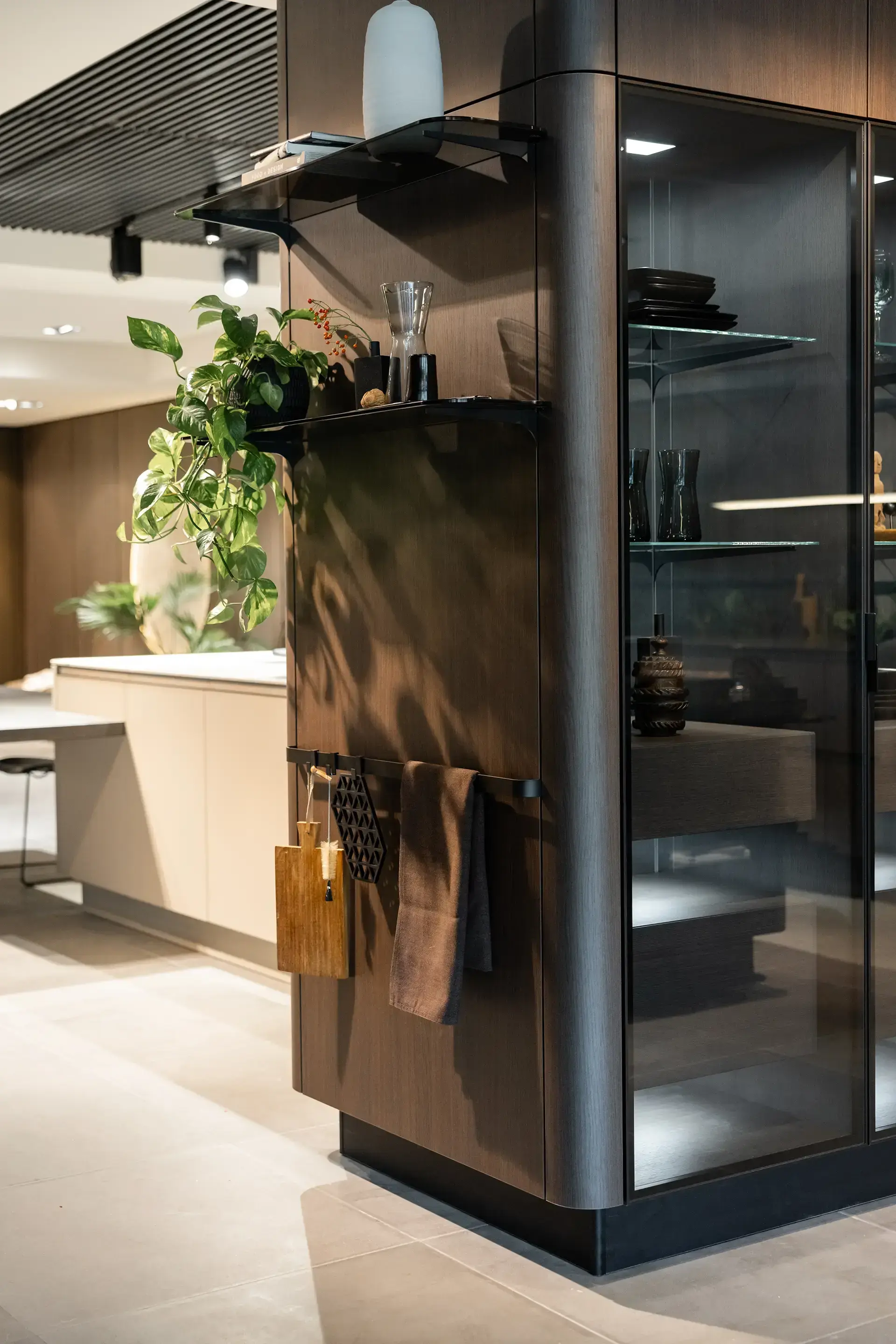 SieMatic SG6 met open planken, vitrinekast en geïntegreerde opbergruimte