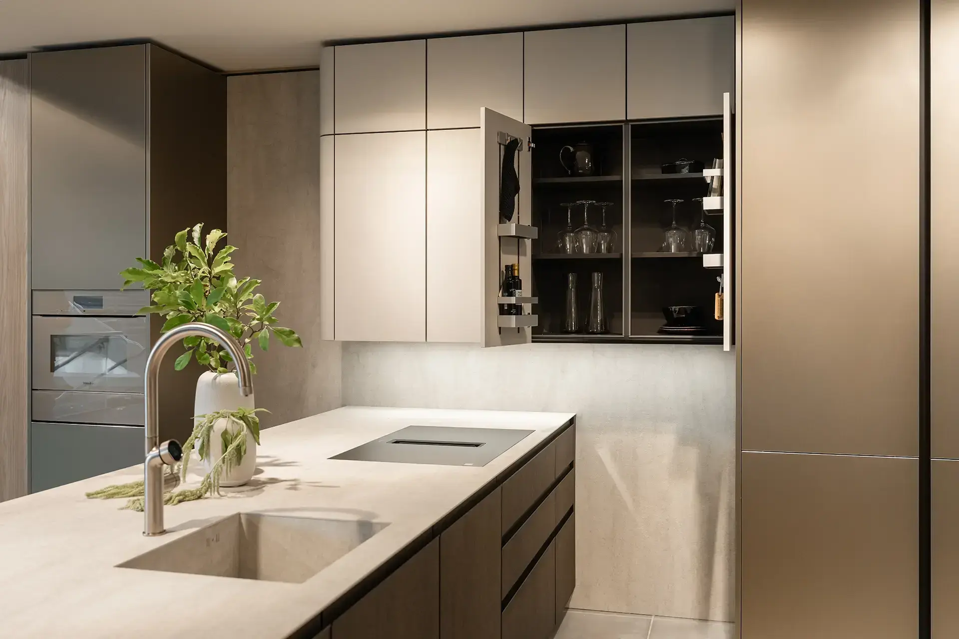 SieMatic SG6 met afgeronde hoeken, zachte lijnen en geïntegreerde afzuiging in het kookeiland.