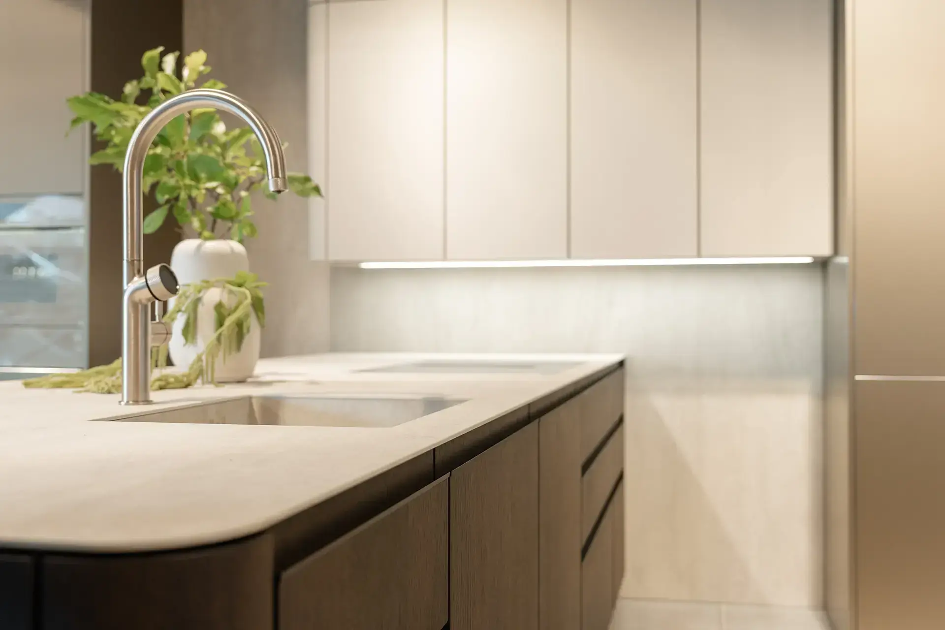 SieMatic SG6 met afgeronde hoeken, houtdecor en lichte werkbladen voor een warme uitstraling