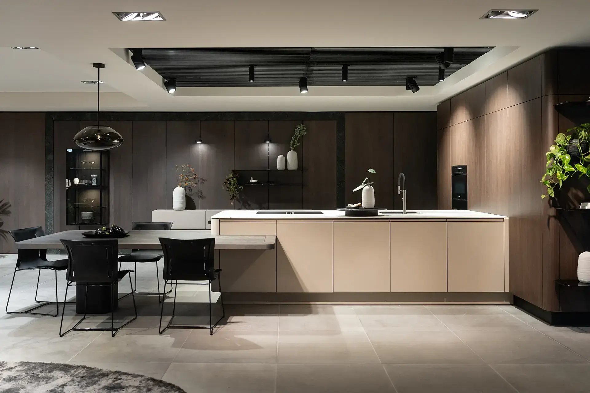SieMatic keukenmodel met kookeiland, geïntegreerde eettafel en verfijnde materiaalcombinaties.