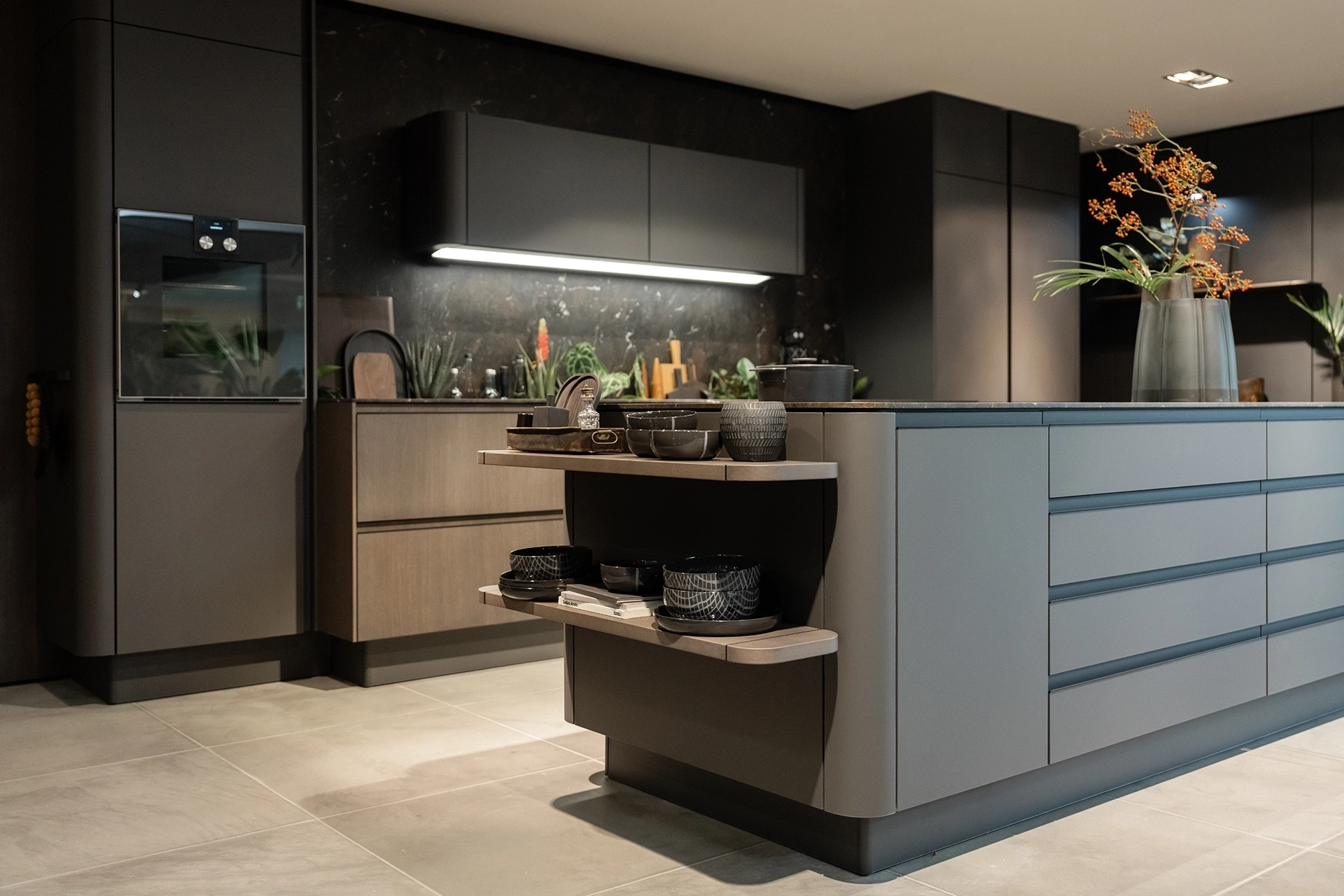 SieMatic keuken met natuurlijke materialen, open elementen en biophilic design.