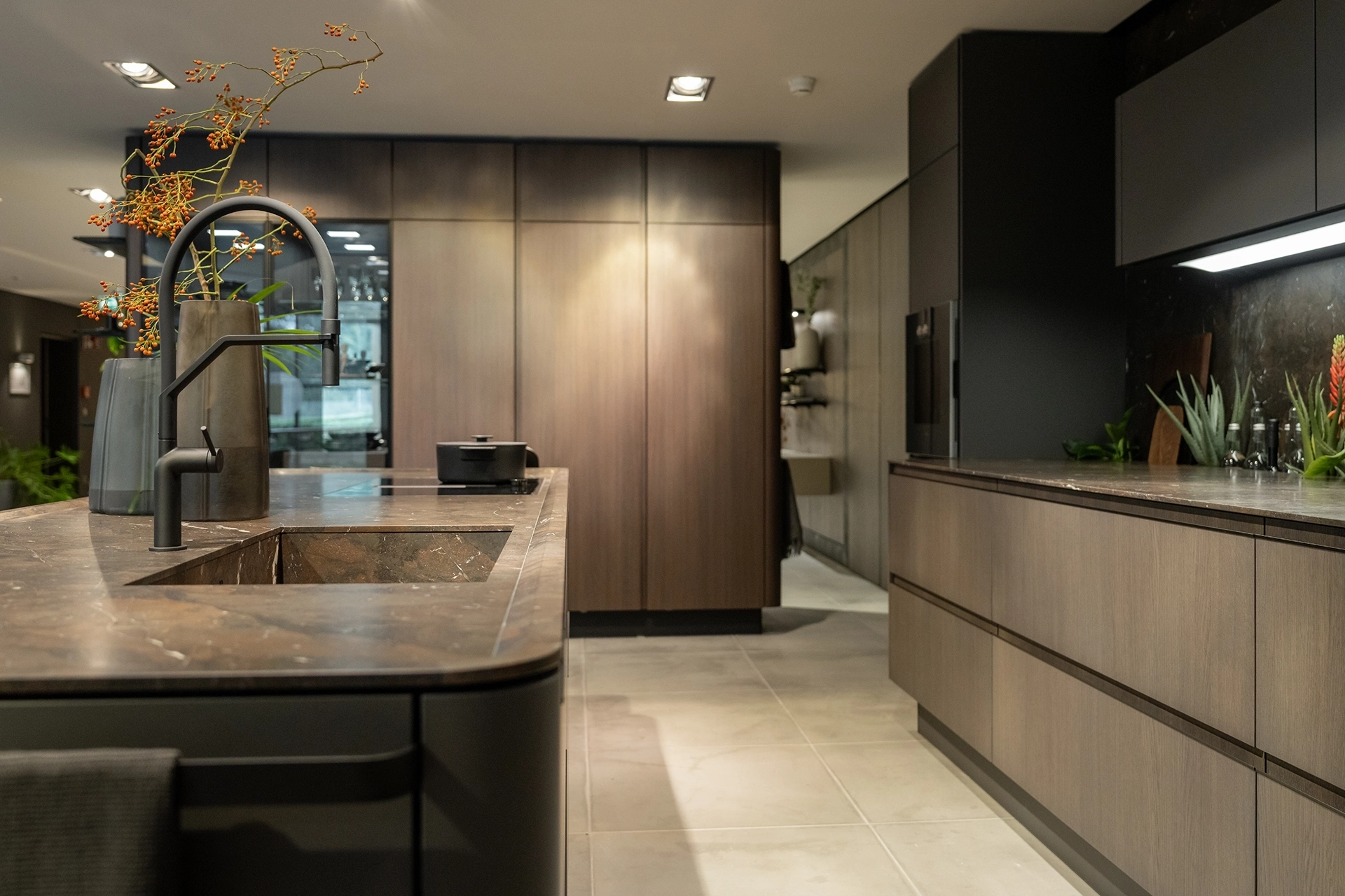 SieMatic keuken met natuurlijke materialen, houtfineer en biophilic design in de showroom.