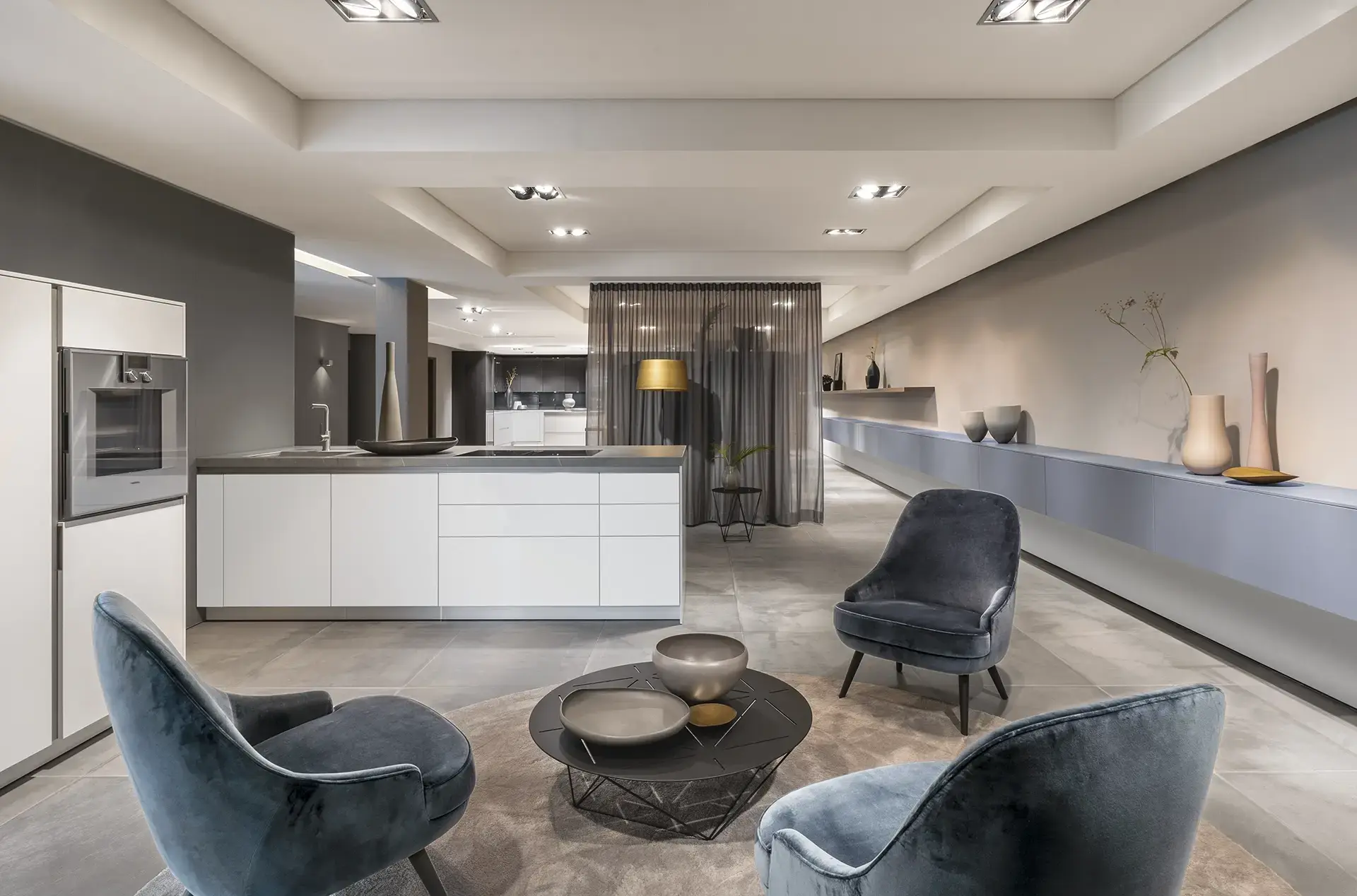 SieMatic SLC leefkeuken met wit kookeiland, geïntegreerde kastenwand en minimalistisch design