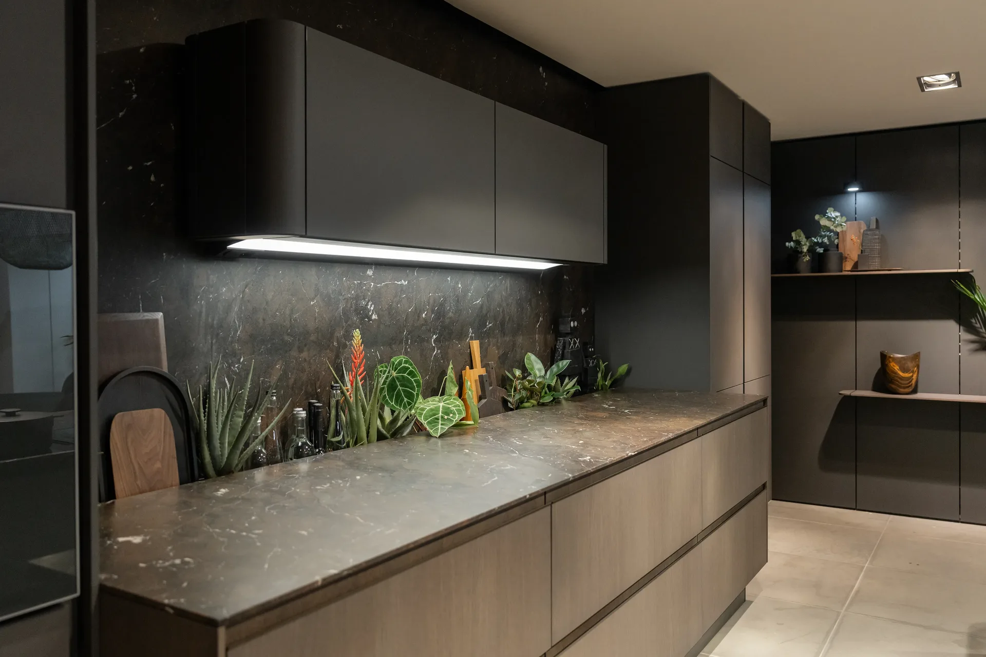 Keukenachterwand in zwart marmerlook SieMatic Urban kruidenrek, ASWA Keukens